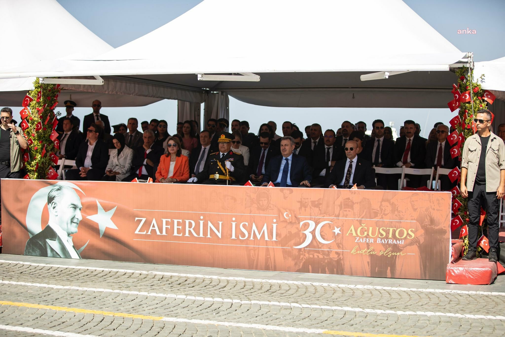 İZMİR'DE 30 AĞUSTOS TARTIŞMASI... AKP'NİN İDDİALARINA CHP VE DEVA YANIT VERDİ