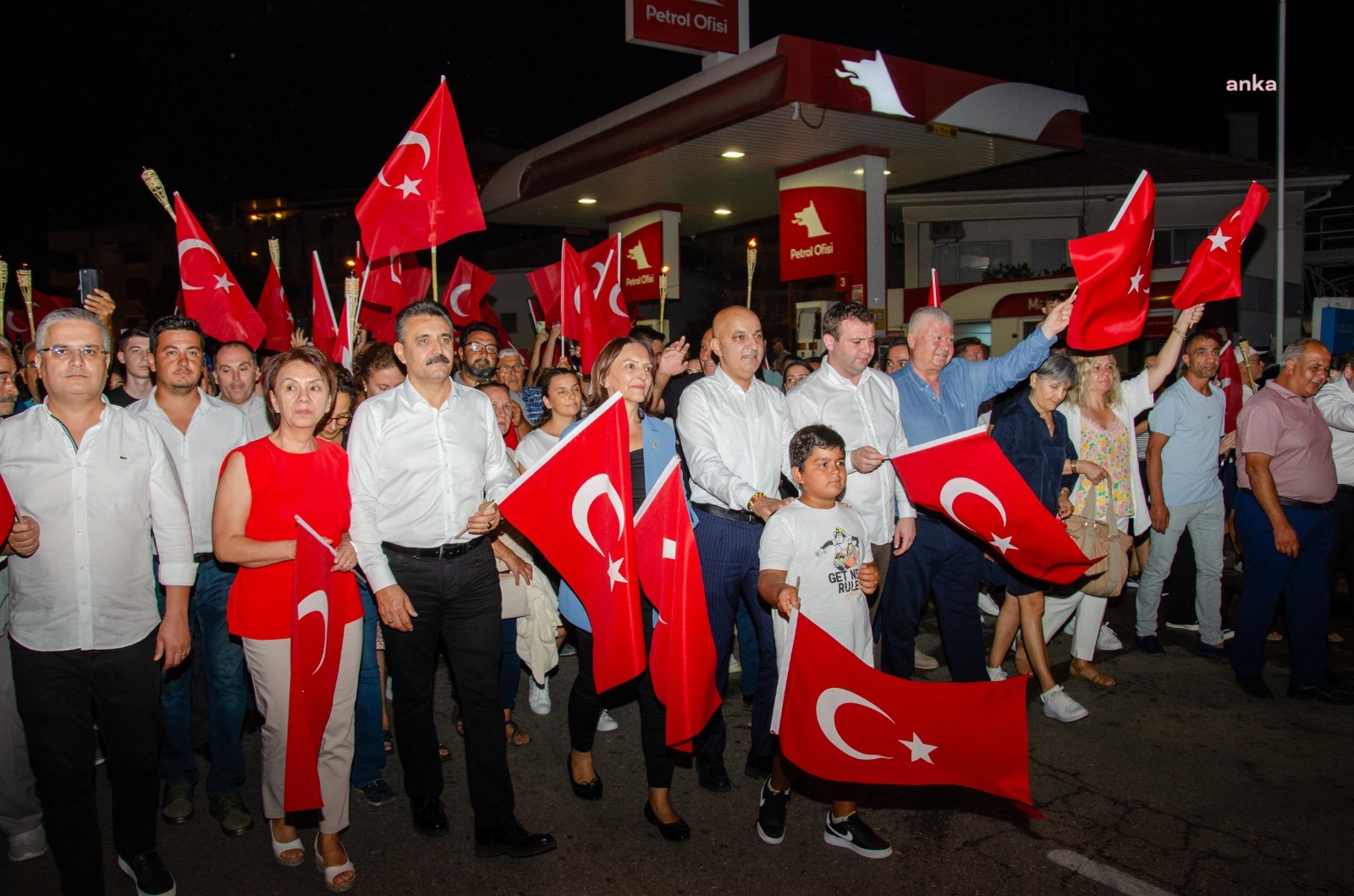 DİKİLİ'DE ZAFER BAYRAMI FESTİVAL COŞKUSUYLA KUTLANDI