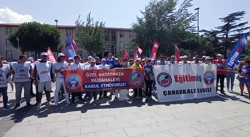 EĞİTİM-İŞ, İÇKİ İÇERKEN ÇEKİLMİŞ FOTOĞRAFINI PAYLAŞTIĞI İÇİN GÖREVİNDEN UZAKLAŞTIRILAN ÖĞRETMEN İÇİN EYLEM YAPTI: "KAMU GÖREVLİSİNE YAŞAM TARZI DAYATMASI SUÇTUR, SUÇ DUYURUSUNDA BULUNACAĞIZ"