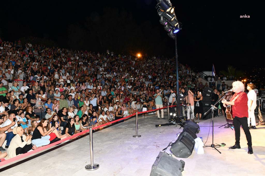 ÇİĞLİ’DE ZAFER COŞKUSU YENİ TÜRKÜ İLE KUTLANDI