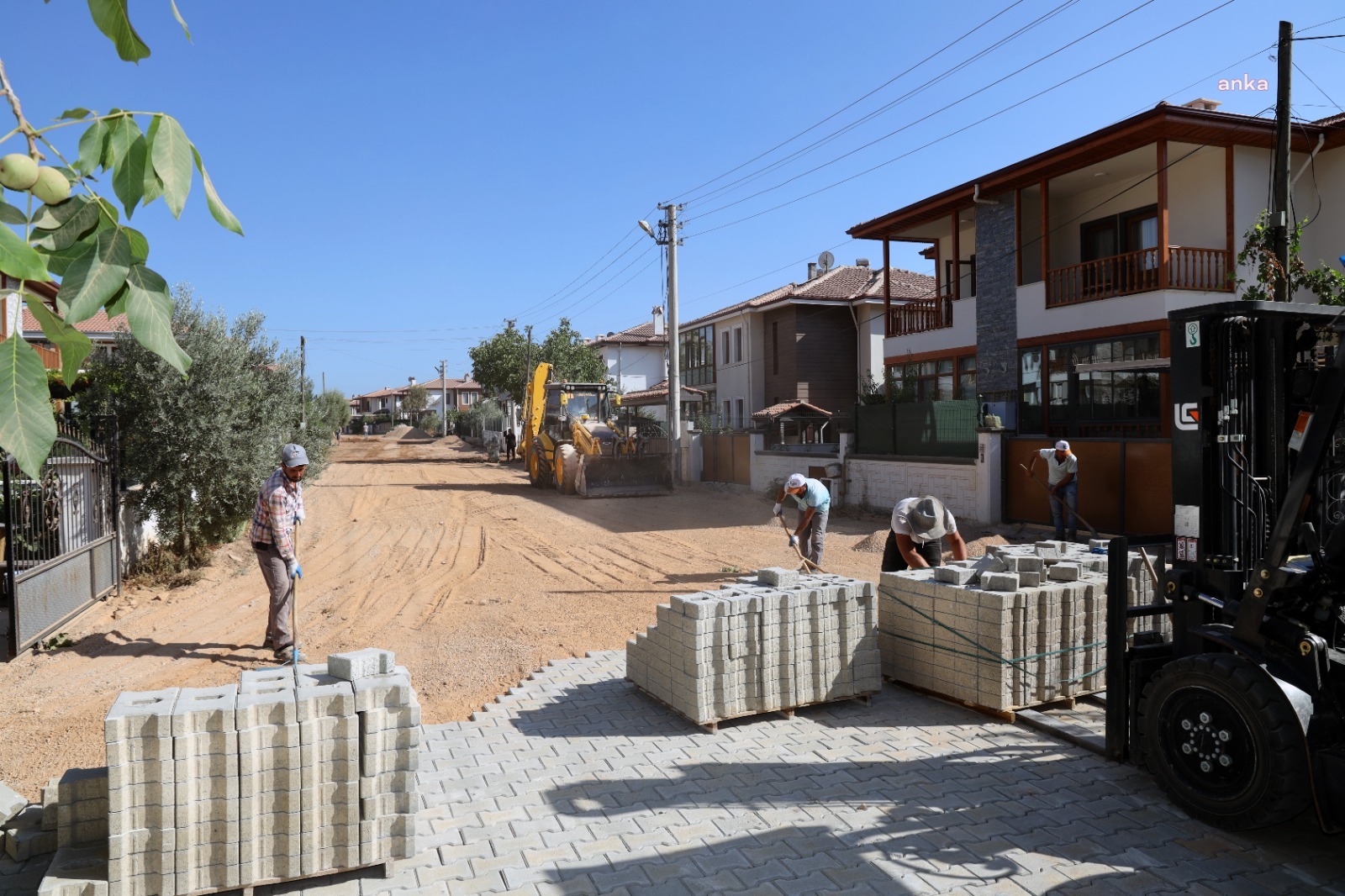 MENTEŞE BELEDİYESİ DÜĞEREK MAHALLESİ'NDEKİ YOLLARA PARKE KAPLAMA ÇALIŞMALARINA BAŞLADI