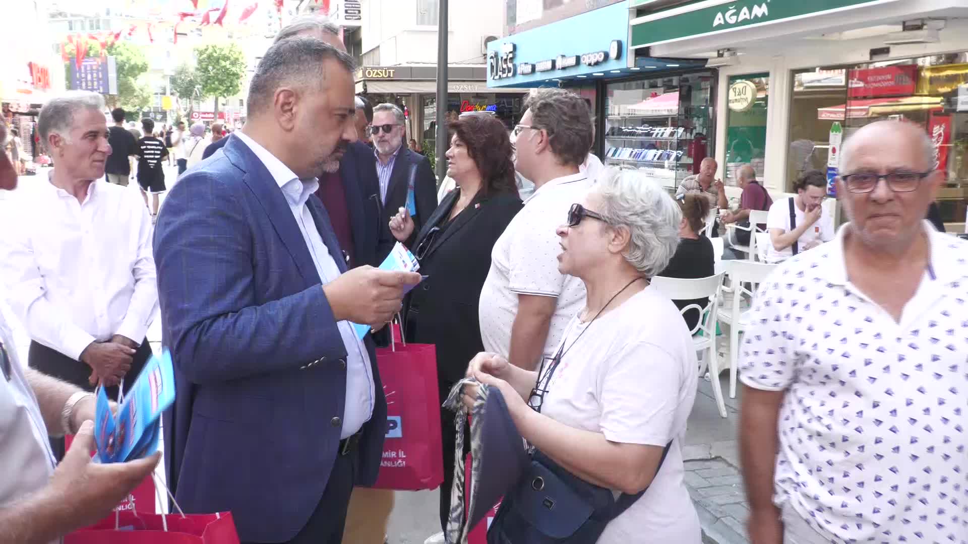 CHP İZMİR İL ÖRGÜTÜ, YURTTAŞLARIN DÜNYA BARIŞ GÜNÜ'NÜ KUTLADI