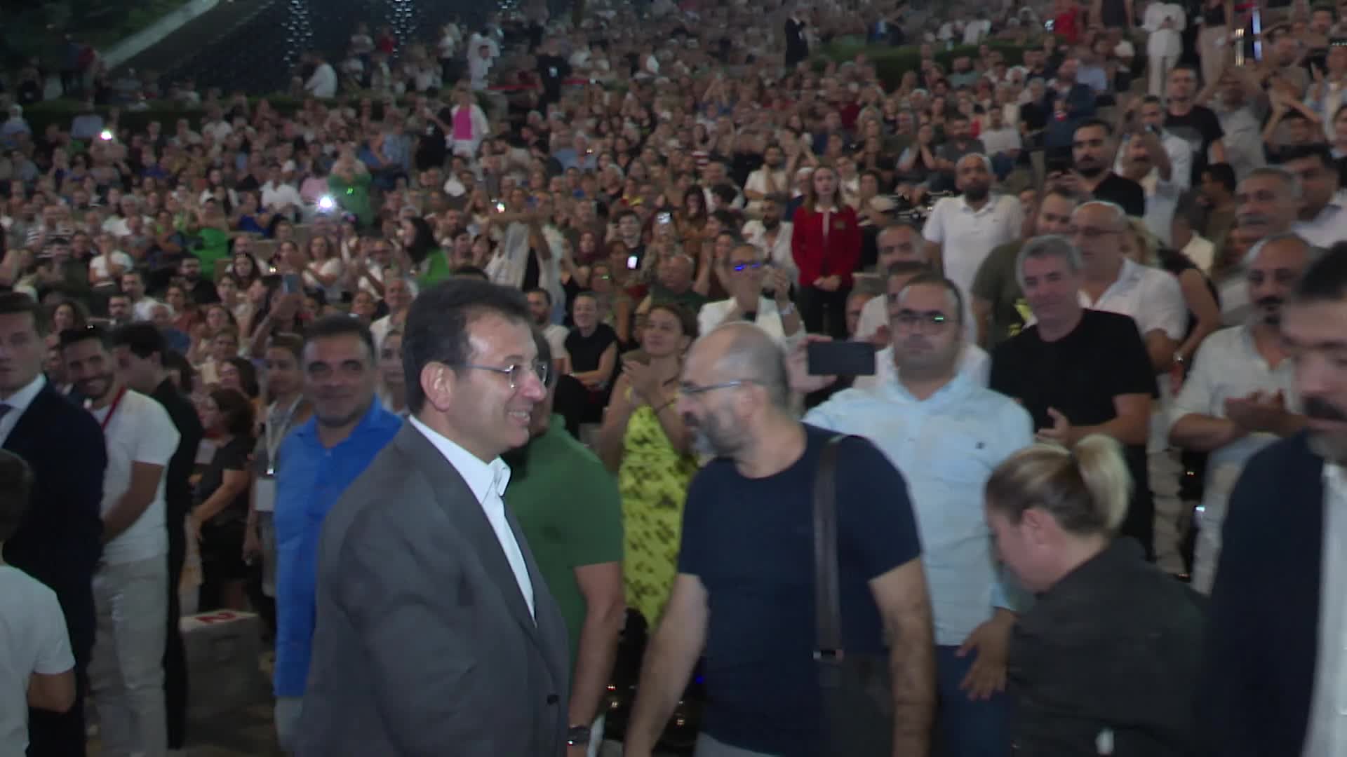 AÇIKHAVA’DA "ARİF SAĞ’A SAYGI" GECESİ... İMAMOĞLU: "YOLDAŞI TÜRKÜLER OLAN İNSANLARIN SIRTI YERE GELMEZ"