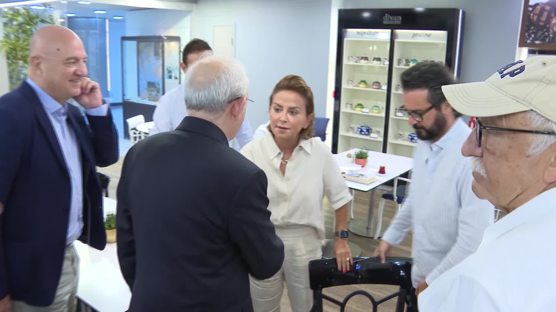 KILIÇDAROĞLU'NDAN DENİZ KAZASI GEÇİREN ALİ SABANCI VE EŞİ VUSLAT DOĞAN SABANCI'NIN AİLESİNE HASTANEDE GEÇMİŞ OLSUN ZİYARETİ