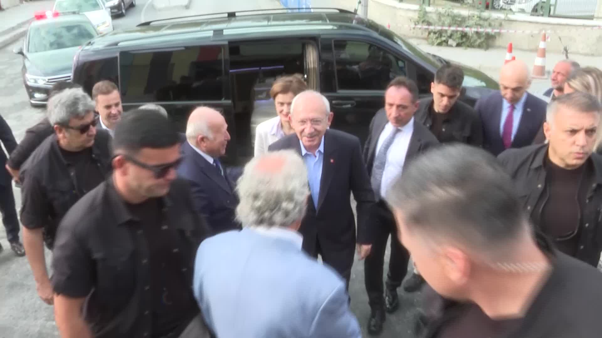 KILIÇDAROĞLU, BAKIRKÖY PAZAR ESNAFI İLE KAHVALTI YAPTI...: "ESNAFIN SOFRASI ZENGİNSE MİLLETİN SOFRASI ZENGİNDİR; ESNAFIN KARNI DOYUYORSA ASLINDA MİLLETİN KARNI DOYUYOR DEMEKTİR"