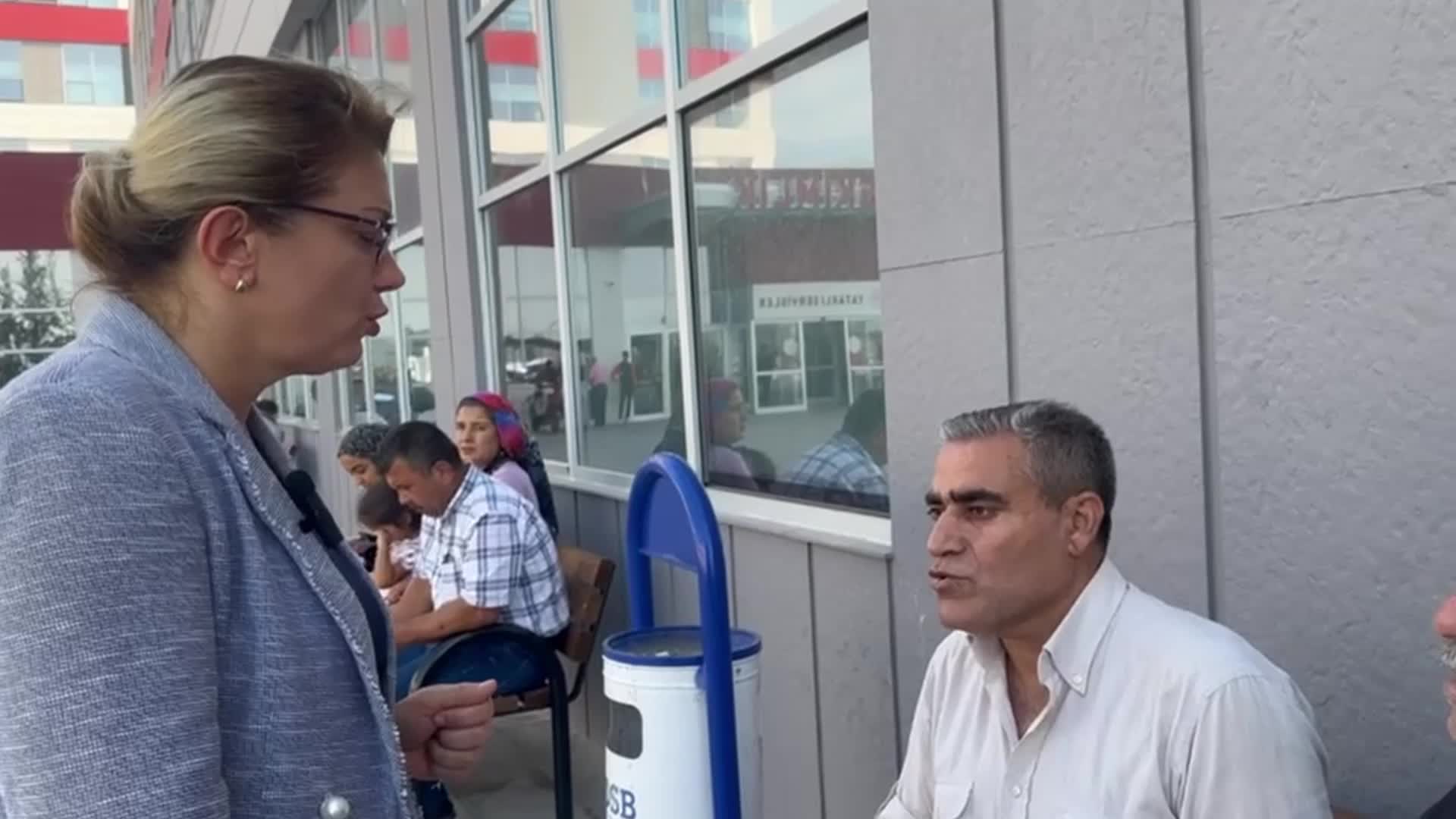 ASU KAYA, OSMANİYE DEVLET HASTANESİ ÖNÜNDE: “HASTANELER YAPIYORSUNUZ AMA İÇİNDE HEKİM YOK, SAĞLIK ÇALIŞANI YOK. VATANDAŞLAR; RANDEVU ALAMIYOR, POLİKLİNİK HİZMETLERİNE ULAŞAMIYOR, AMELİYAT İÇİN AYLARCA BEKLİYOR”