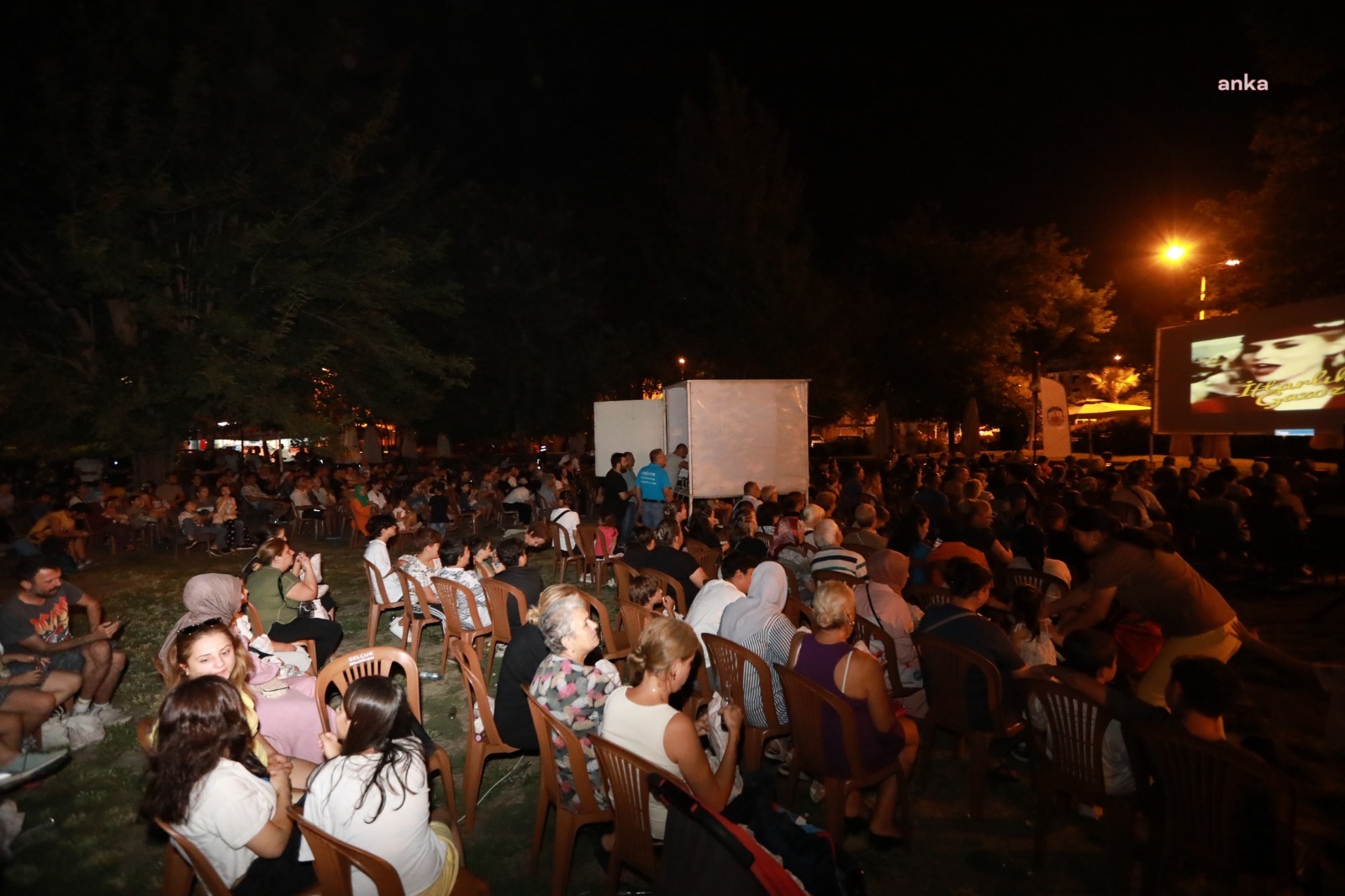 EFES SELÇUK’TA ANILAR SİNEMA VE GAZOZLA CANLANDI