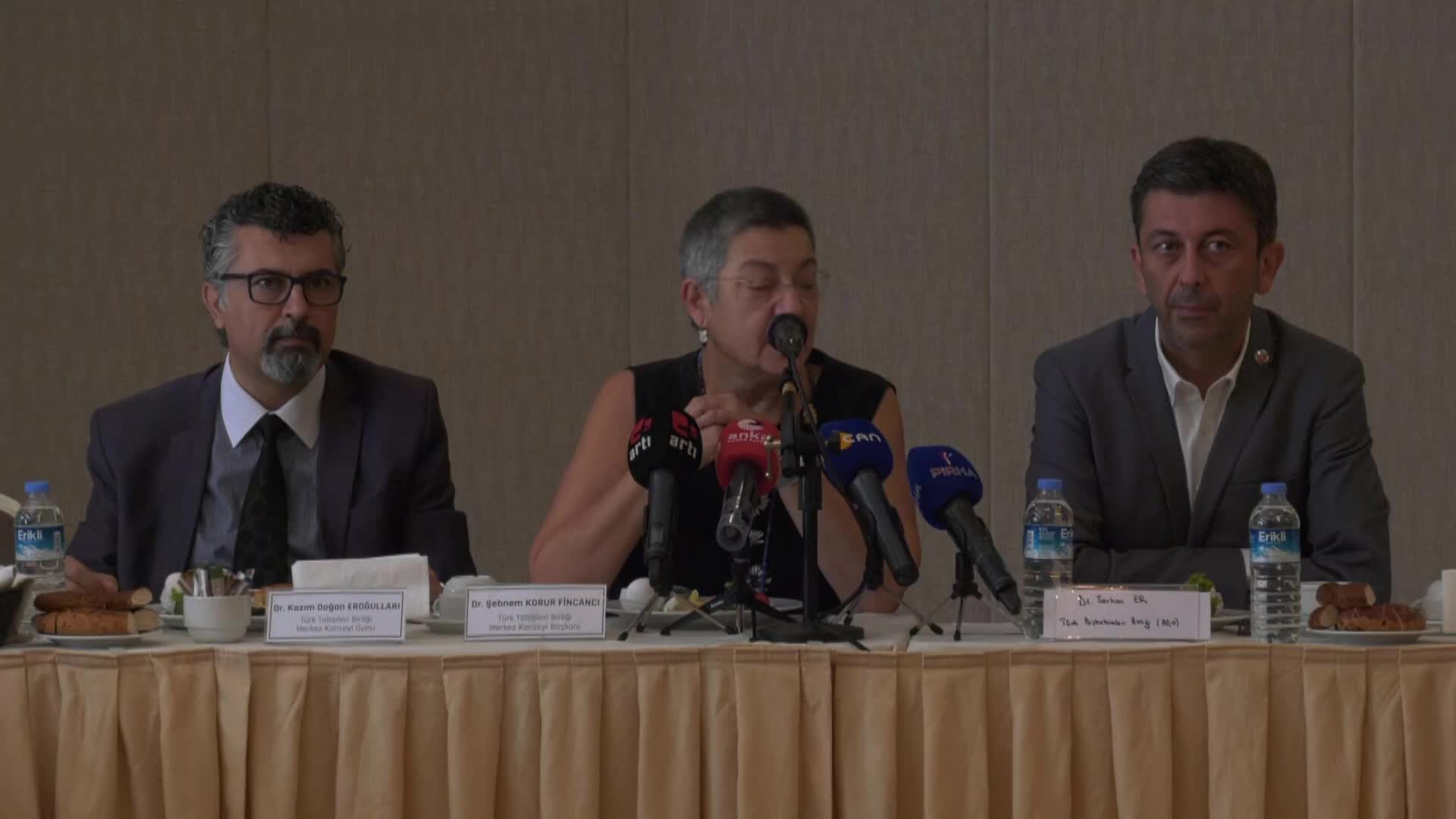 TTB BAŞKANI ŞEBNEM KORUR FİNCANCI: “ÖNÜMÜZDEKİ 2 AY, HAKLARIMIZI ALMADIĞIMIZ KOŞULDA İŞ BIRAKMALARA KADAR GİDEN BİR MÜCADELE HATTINI ÇİZECEĞİZ. KASIM AYINDA DA BÜYÜK BİR MİTİNG DÜZENLEYECEĞİZ”