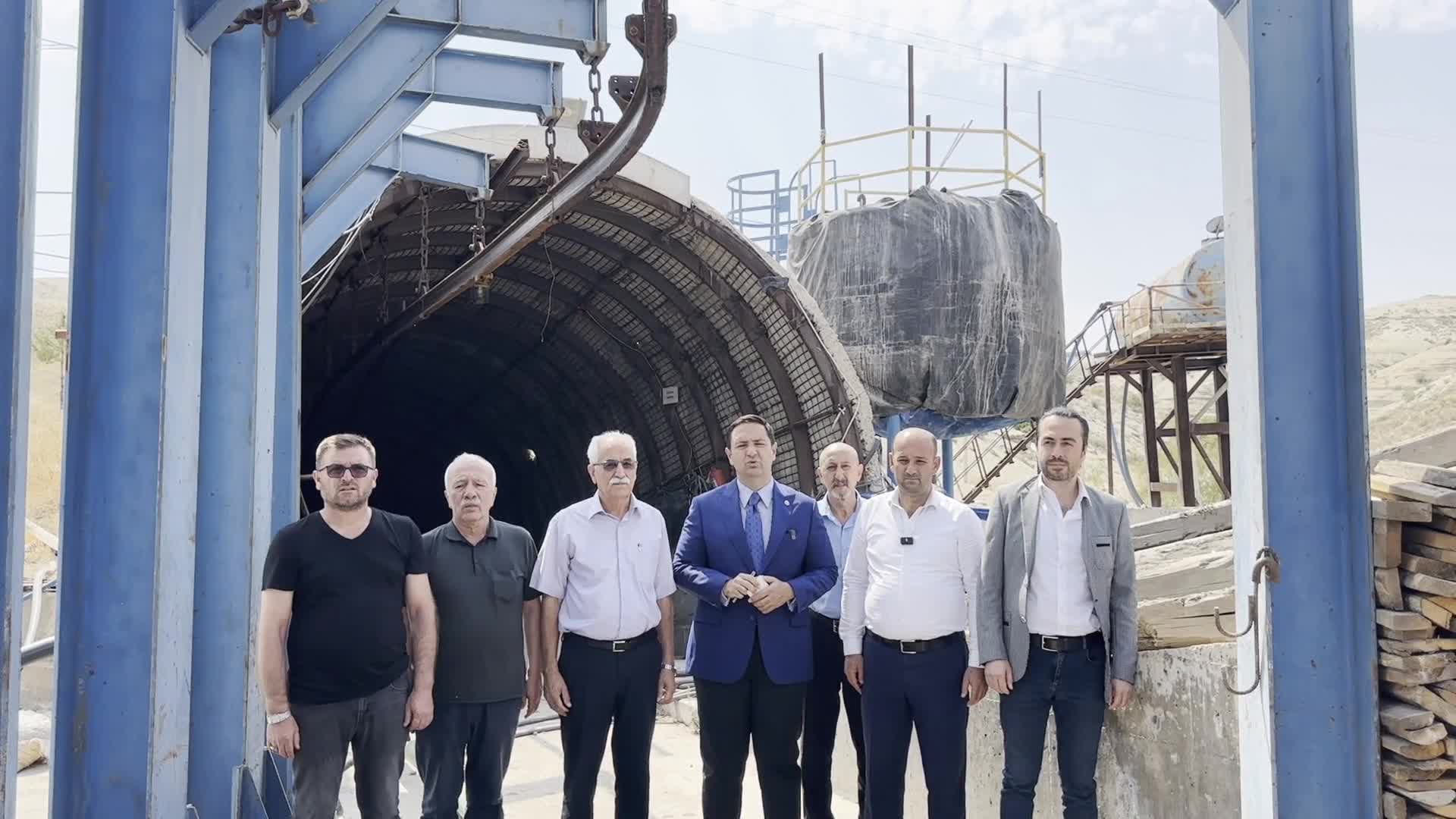 UMUT AKDOĞAN, 2 GÜNDÜR MADENDE AÇLIK GREVİNDE OLAN İŞÇİLERİ ZİYARET ETTİ: "165 KİŞİ MADENE İNDİLER VE 48 SAATTİR AÇLAR; EKMEKLERİ, AŞLARI, ÇOCUKLARI, AİLELERİ İÇİN AÇLIK GREVİNDELER"