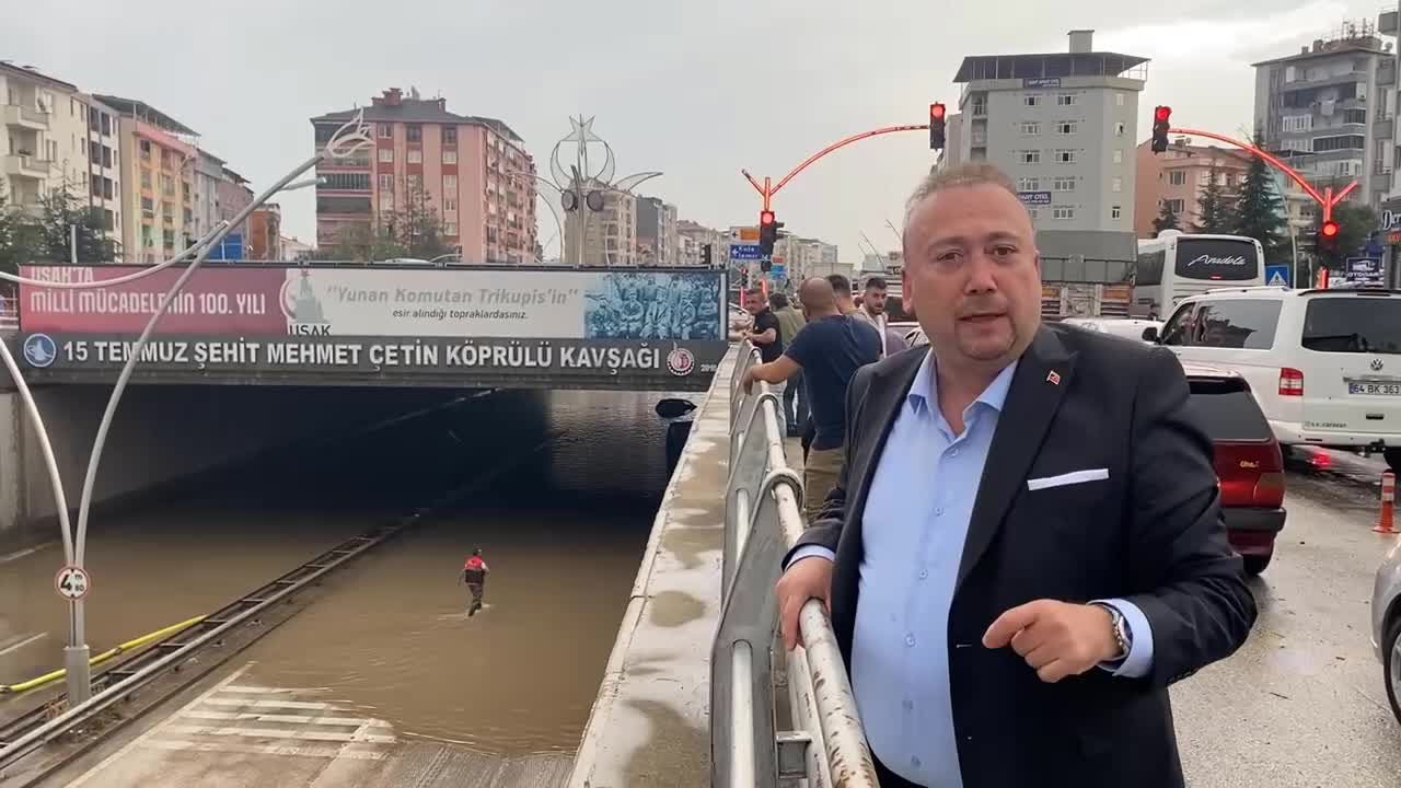 SAĞANAK YAĞMUR, UŞAK’TA SU BASKINLARINA NEDEN OLDU, ALT GEÇİTLERİ SU BASTI… YALIM: “UŞAK KARA BİR GÜN GEÇİRİYOR. UŞAKLININ ÖDEDİĞİ VERGİNİN KARŞILIĞINI VERİN, GEREKLİ YATIRIMI YAPIN”