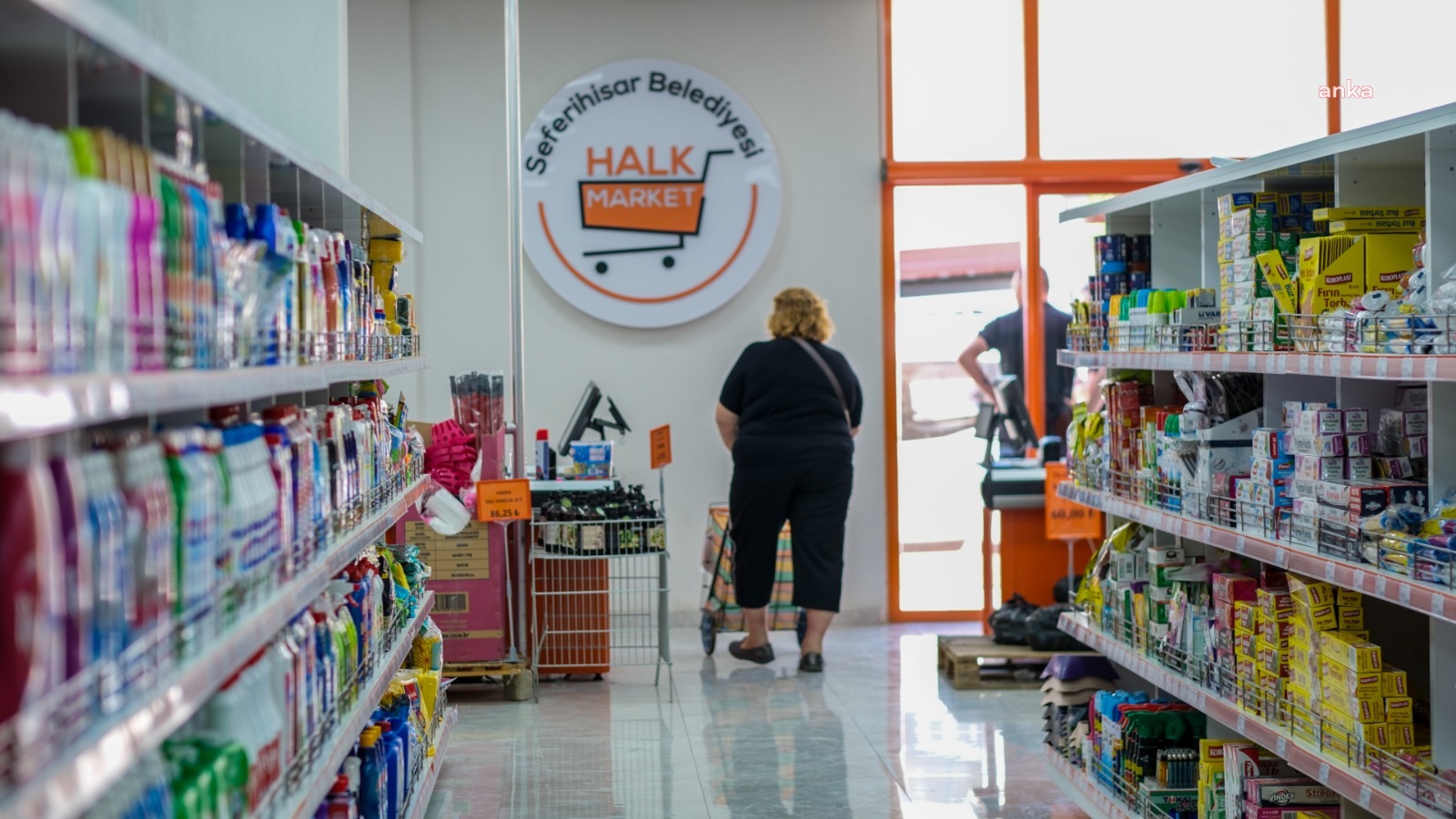 HALK MARKET VE HALK GİYİM SEFERİHİSARLILARIN YÜZÜNÜ GÜLDÜRÜYOR