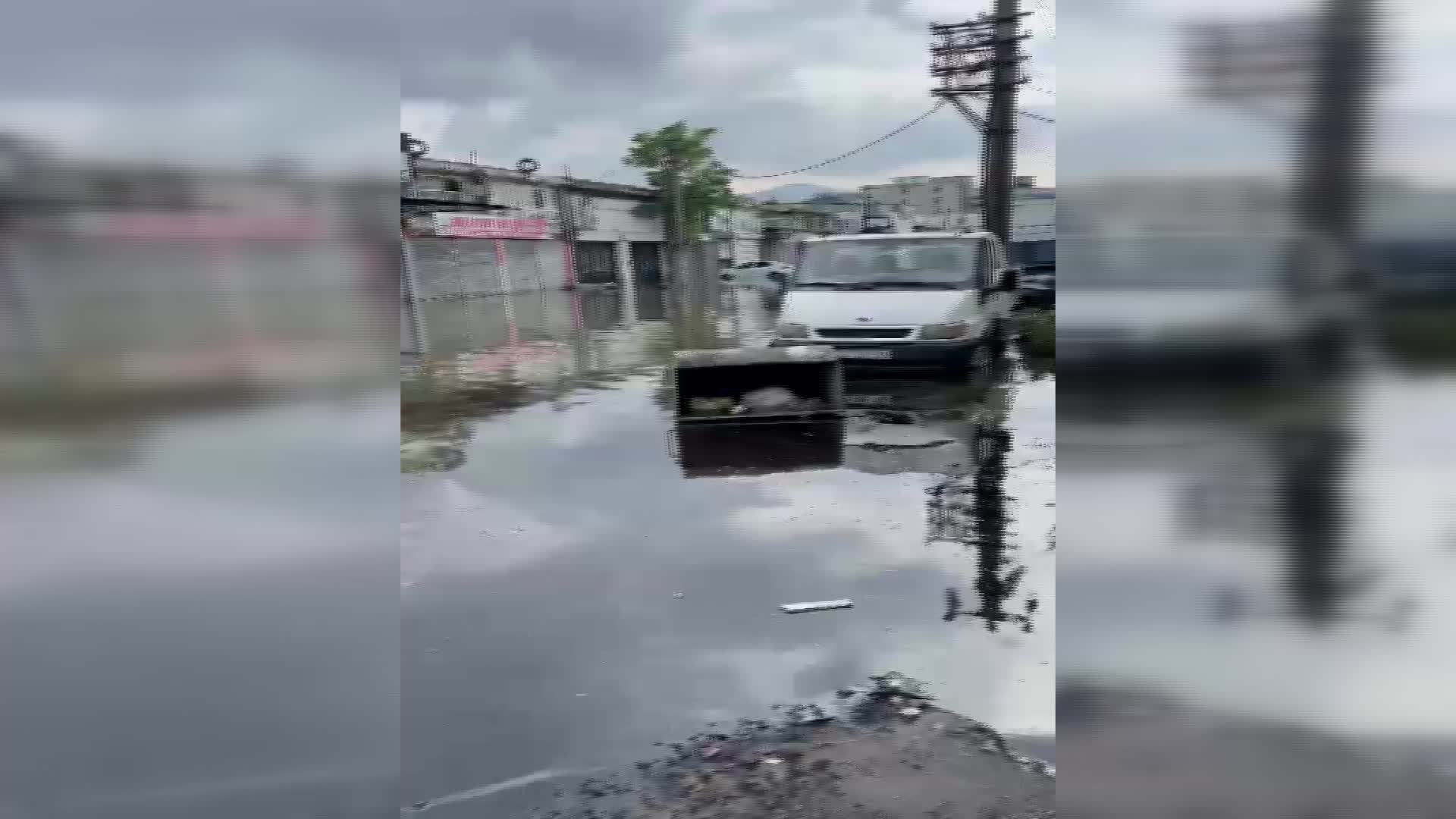 SAMSUN’DA YAŞANAN SEL VE SU BASKININI ÖNGÖREN AFAD, RİSK AZALTMA ÇALIŞMASI İSTEMİŞ...DÜKKANINI SU BASAN ESNAFTAN AKP’YE TEPKİ: YANIMIZDA KİMSE YOK. HER GÜN ŞORTLA DÜKKANA GELİYORUZ, SANKİ DENİZE GİDİYORUZ