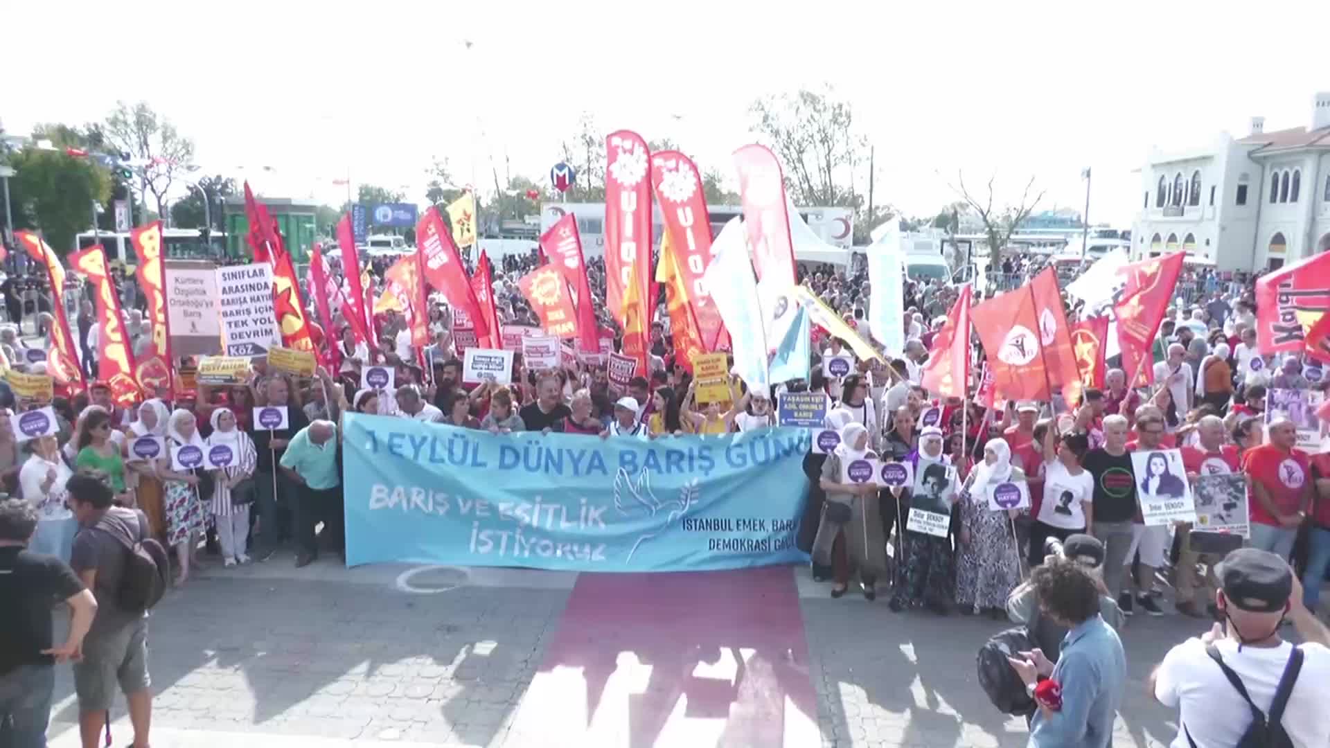 İSTANBUL’DA “1 EYLÜL DÜNYA BARIŞ GÜNÜ” EYLEMİ: “AKP-MHP İKTİDARI, ÜLKEMİZİ VE BÖLGEMİZİ SÜREKLİ ATEŞ ÜSTÜNDE TUTAN POLİTİKALARINDAN VAZGEÇMELİDİR”