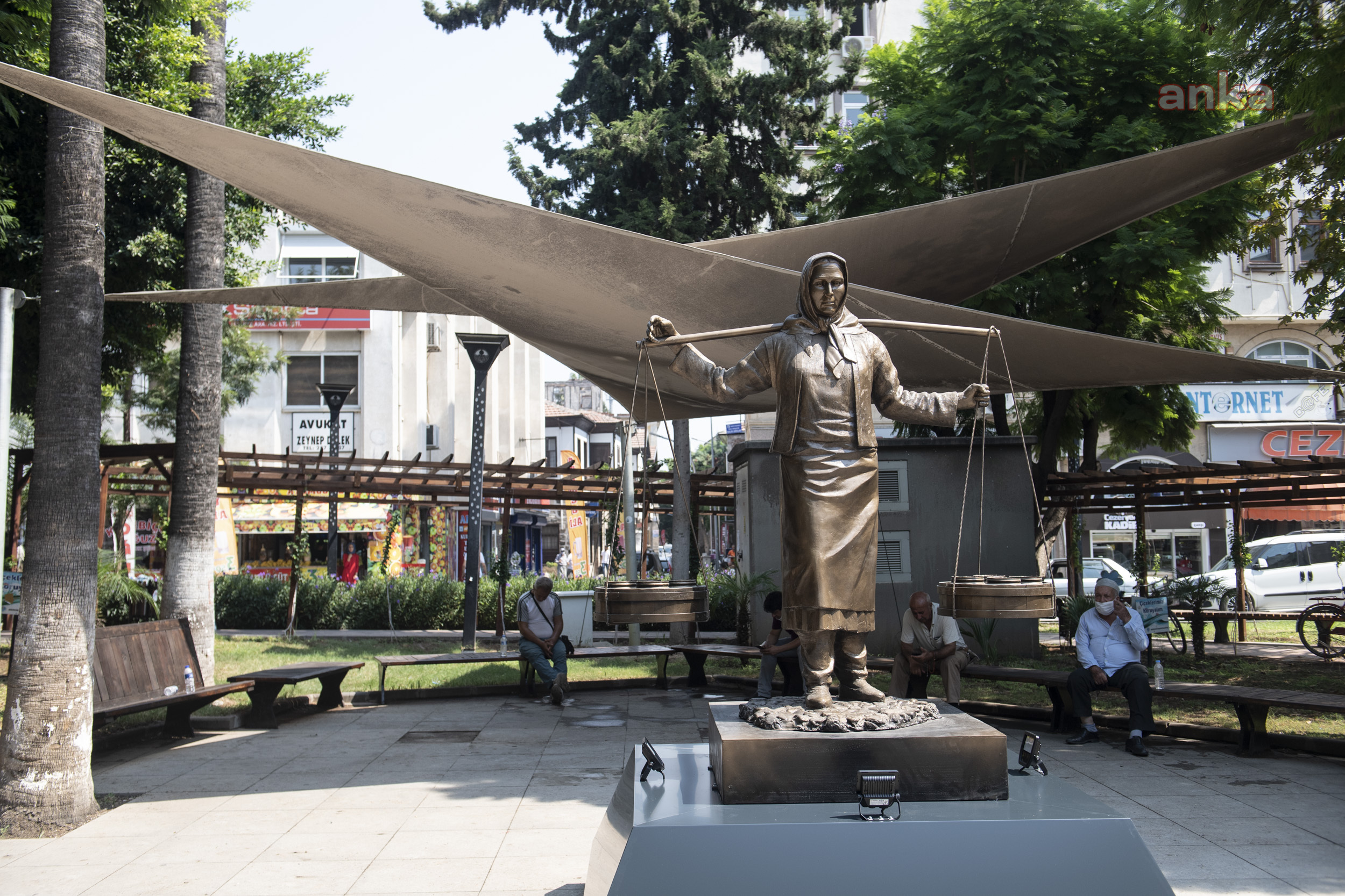 YOĞURT PAZARI’NA YOĞURT SATAN KADIN HEYKELİ
