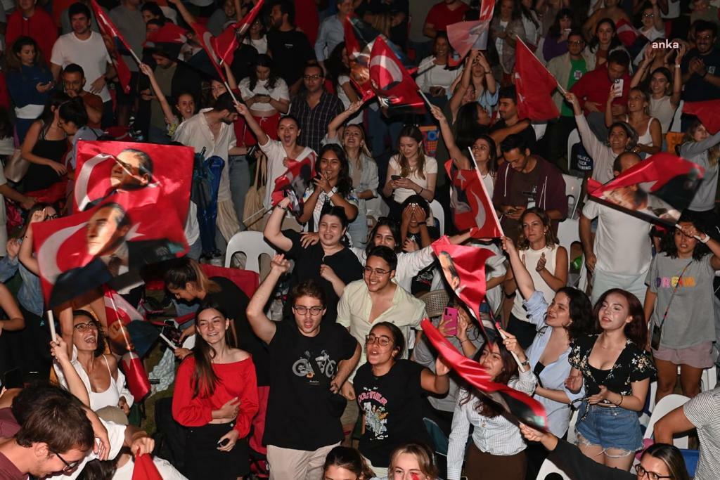 BEŞİKTAŞ SAKİNLERİ, A MİLLİ KADIN VOLEYBOL TAKIMININ FİNAL HEYECANINI CÜNEYT ARKIN SANATÇILAR PARKI’NDA YAŞADI