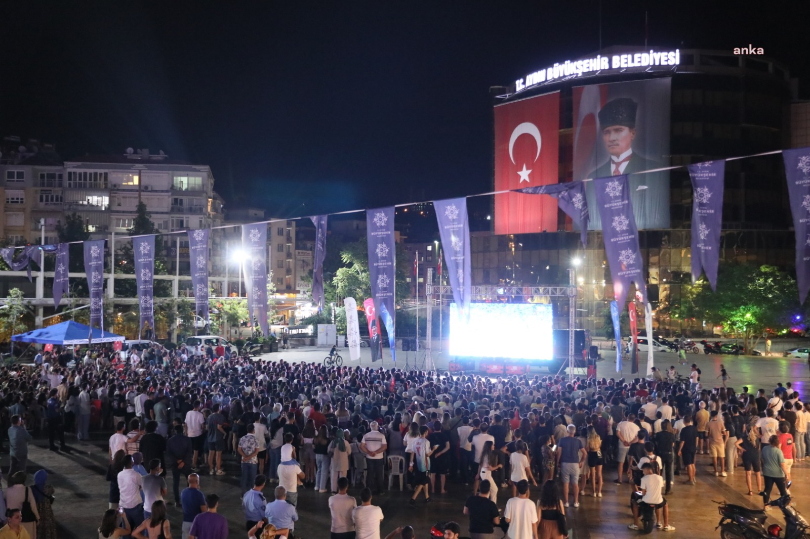 AYDINLILAR TEK YÜREK FİLENİN SULTANLARINI DESTEKLEDİ