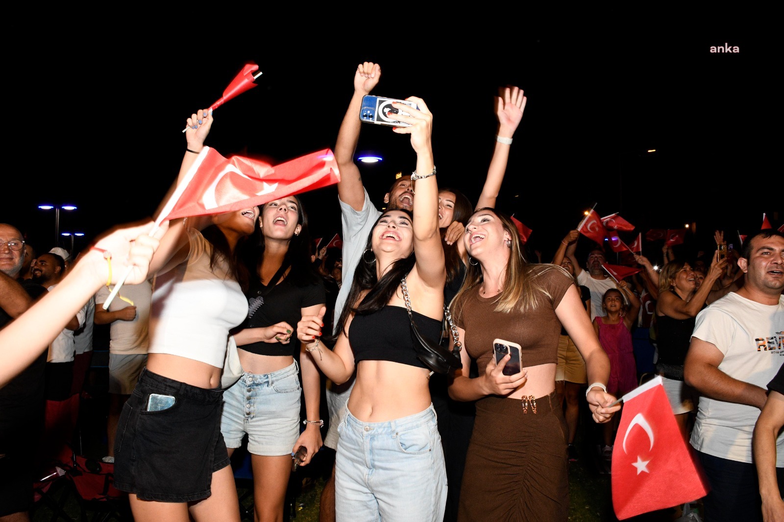 KUŞADASI BELEDİYESİ ŞAMPİYONLUK SEVİNCİNE ORTAK OLDU