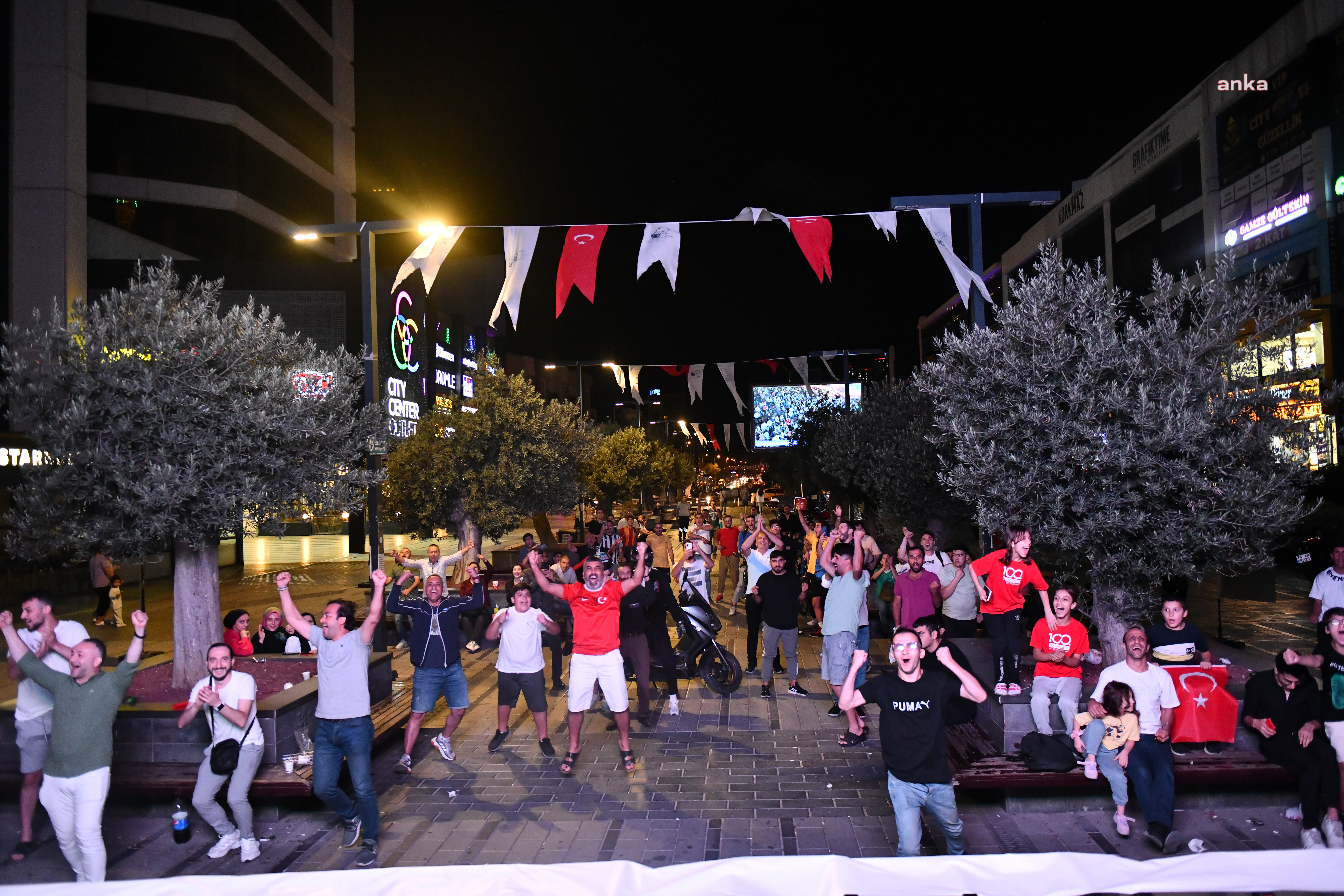 ESENYURTLULAR, TÜRKİYE-SIRBİSTAN MAÇINI DEV EKRANDA İZLEDİ