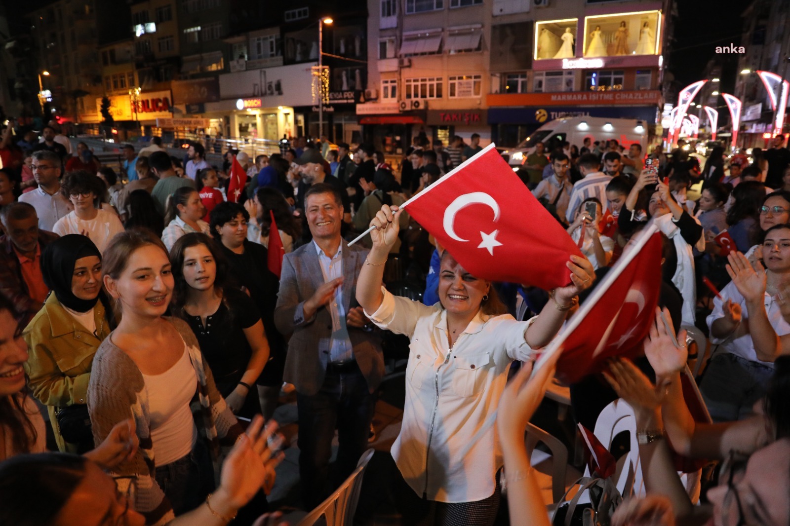 FİLENİN SULTANLARI'NIN AVRUPA ŞAMPİYONLUĞU İZMİT’TE COŞKUYLA KUTLANDI