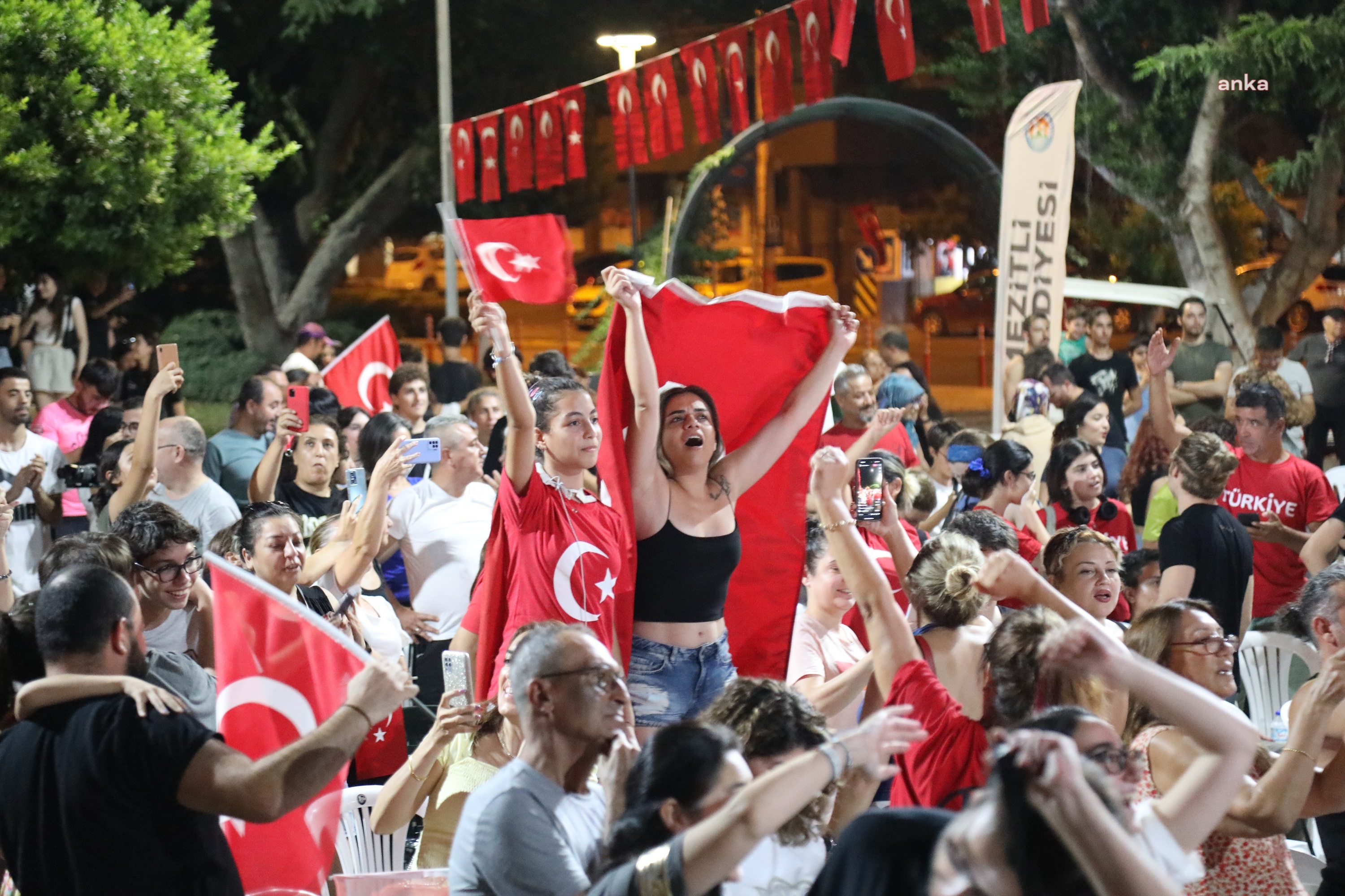 MEZİTLİLİLER, ATATÜRK’ÜN KIZLARINI DEV EKRANDA İZLEDİ