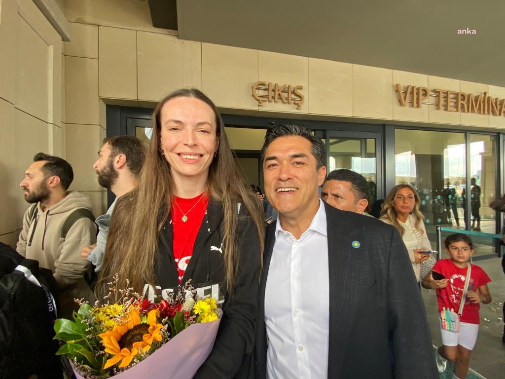 AKŞENER, AVRUPA ŞAMPİYONU OLAN A MİLLİ KADIN VOLEYBOL MİLLİ TAKIMI’NI HANDE BALADIN İLE GÖRÜŞEREK TEBRİK ETTİ