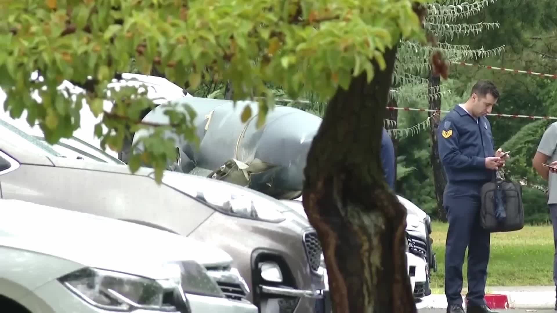 F-4 UÇAĞININ BOŞ YAKIT TANKI ANKARA'DA OTOPARKTAKİ ARAÇLARIN ÜZERİNE DÜŞTÜ… GÖRGÜ TANIĞI ADNAN AKKUŞ: "AŞIRI SESİ PİLOTUN YUKARIYA BAKMALARINI SAĞLAMAK İÇİN YAPTIĞINI DÜŞÜNÜYORUM"