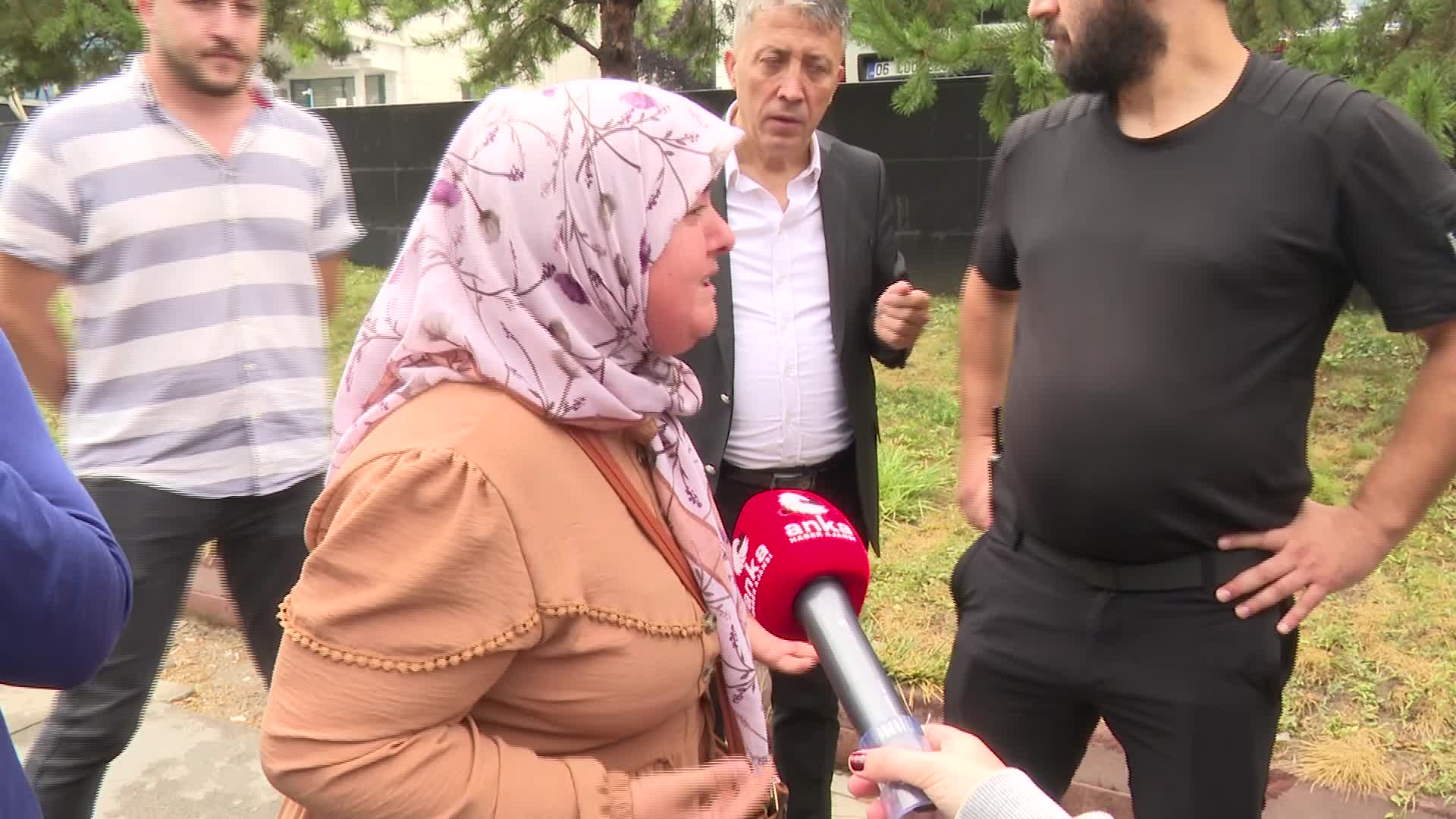 MADEN OCAĞINDA AÇLIK GREVİ YAPAN İŞÇİLERİN AİLELERİ ANKARA'YA GELDİ... BİR MADEN İŞÇİSİNİN EŞİ: “ONLAR ALTIN KALEMLE İMZA ATARKEN BİZ BİR KURŞUN KALEM ALAMADIK”