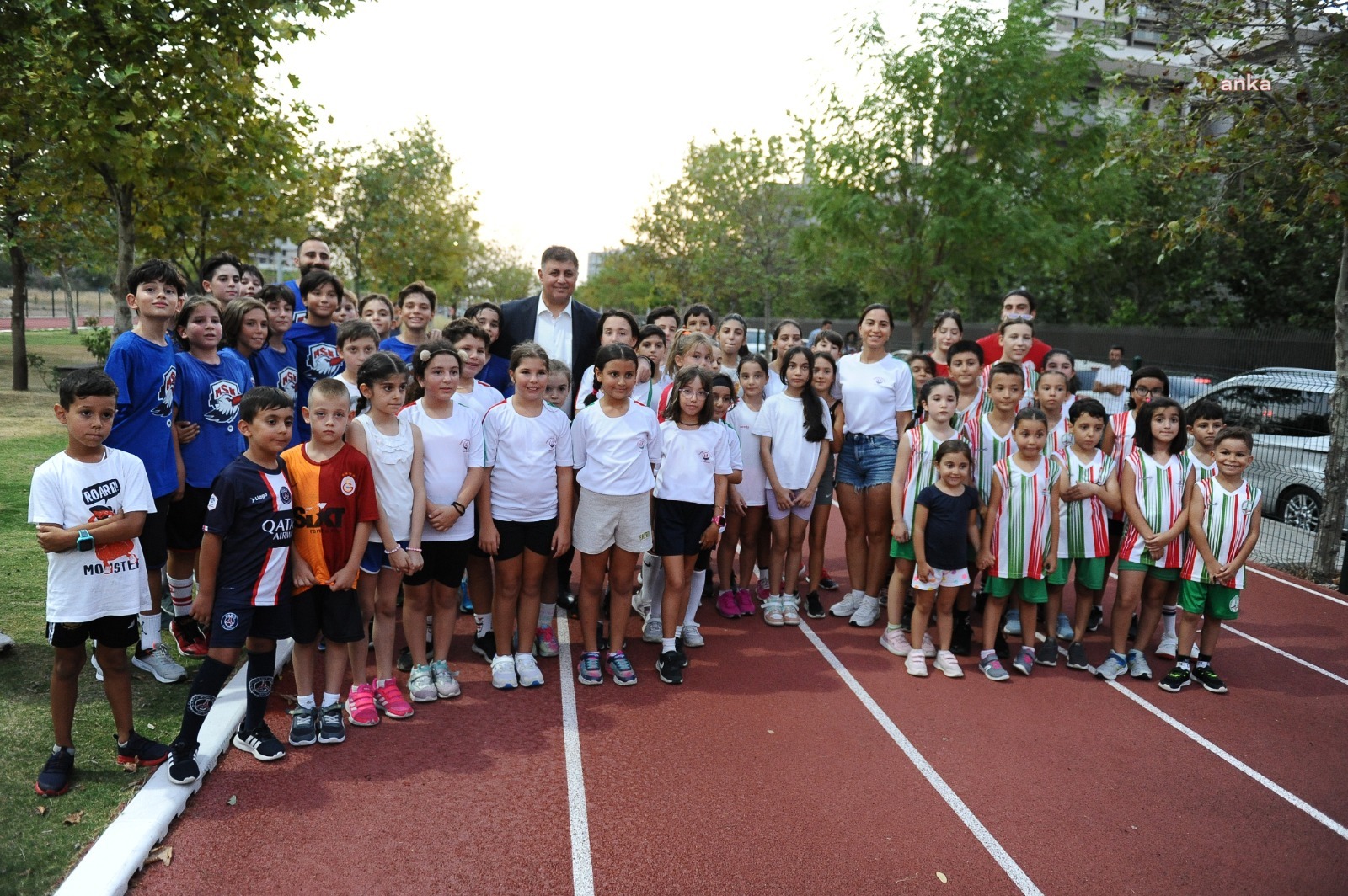 KARŞIYAKA’DA 5 BİN ÇOCUK YAZ TATİLİNDE SPORLA BULUŞTU