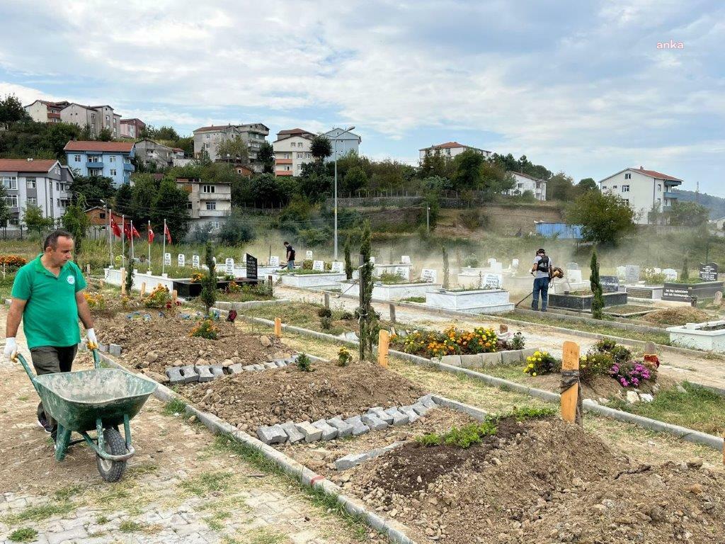 KDZ. EREĞLİ BELEDİYESİ EKİPLERİ, MEZARLIKLARDA BAKIM VE TEMİZLİK ÇALIŞMALARINI SÜRDÜRÜYOR