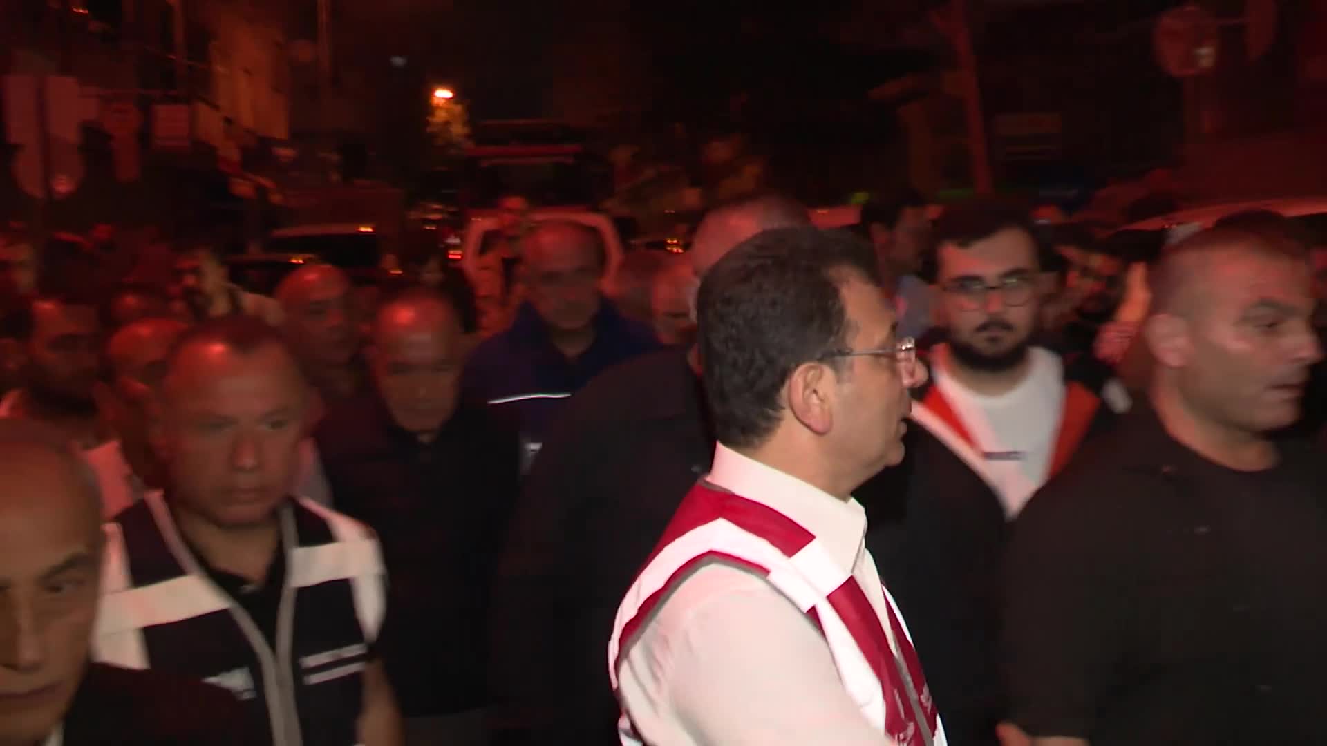 İMAMOĞLU, KÜÇÜKÇEKMECE’DE DE İNCELEMELERDE BULUNDU: “NE YAZIK Kİ BUNLAR ZAMANINDA YANLIŞ YAPILAŞMANIN BUGÜNKÜ BİZE YANSIMALARI. HEP BİRLİKTE BUNLARA SON VERECEĞİZ. DERENİN ÜSTÜNE ŞEHİR KURMAK NE YAZIK Kİ BİR TEK BİZDE VAR”