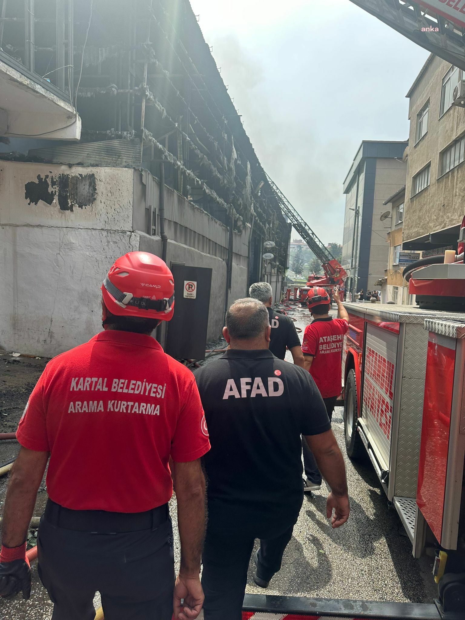 KARTAL BELEDİYESİ EKİPLERİ ATAŞEHİR’DE ÇIKAN YANGININ SÖNDÜRÜLMESİNE DESTEK VERDİ