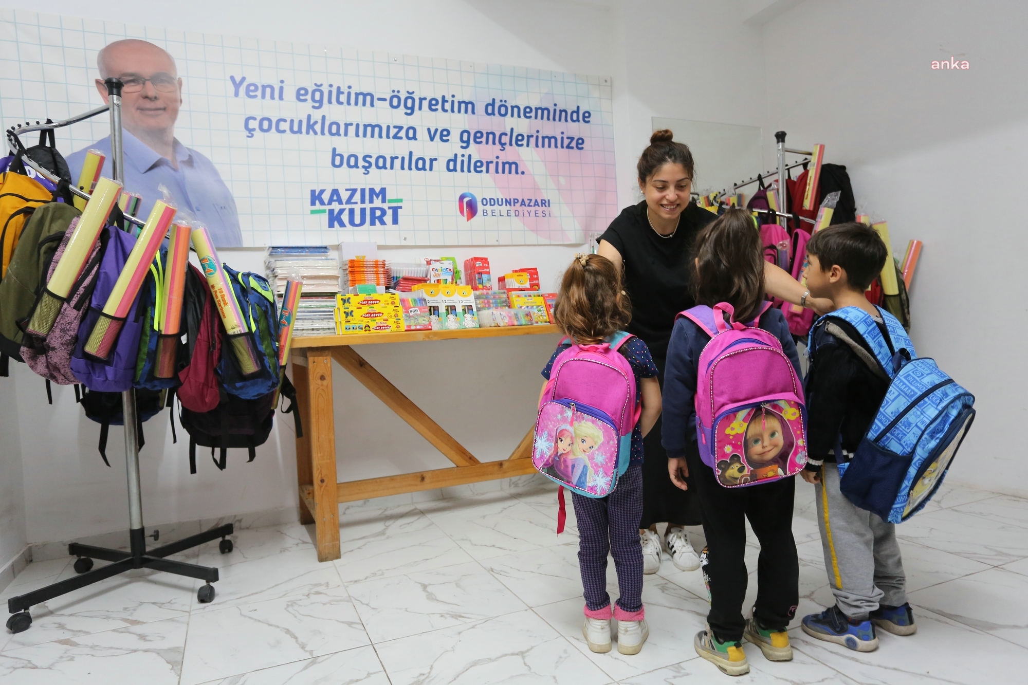 ODUNPAZARI BELEDİYESİ HALK MARKET YÜZLERCE ÇOCUĞA KIRTASİYE YARDIMI YAPTI