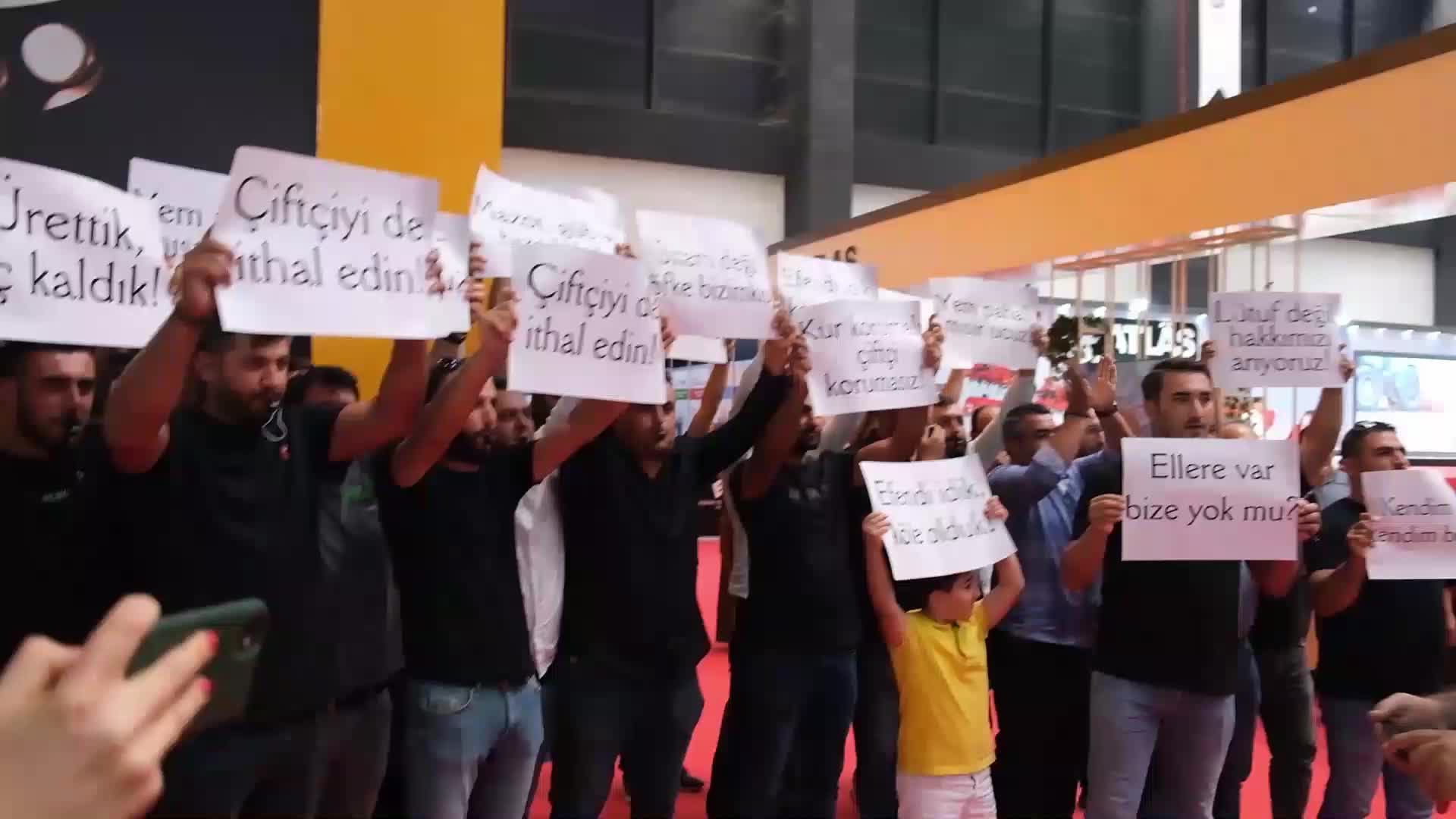 ESKİŞEHİR 4. TARIM FUARI'NDA ÇİFTÇİLER, PROTOKOLÜN ÖNÜNDE MISIR FİYATLARINI PROTESTO ETTİ