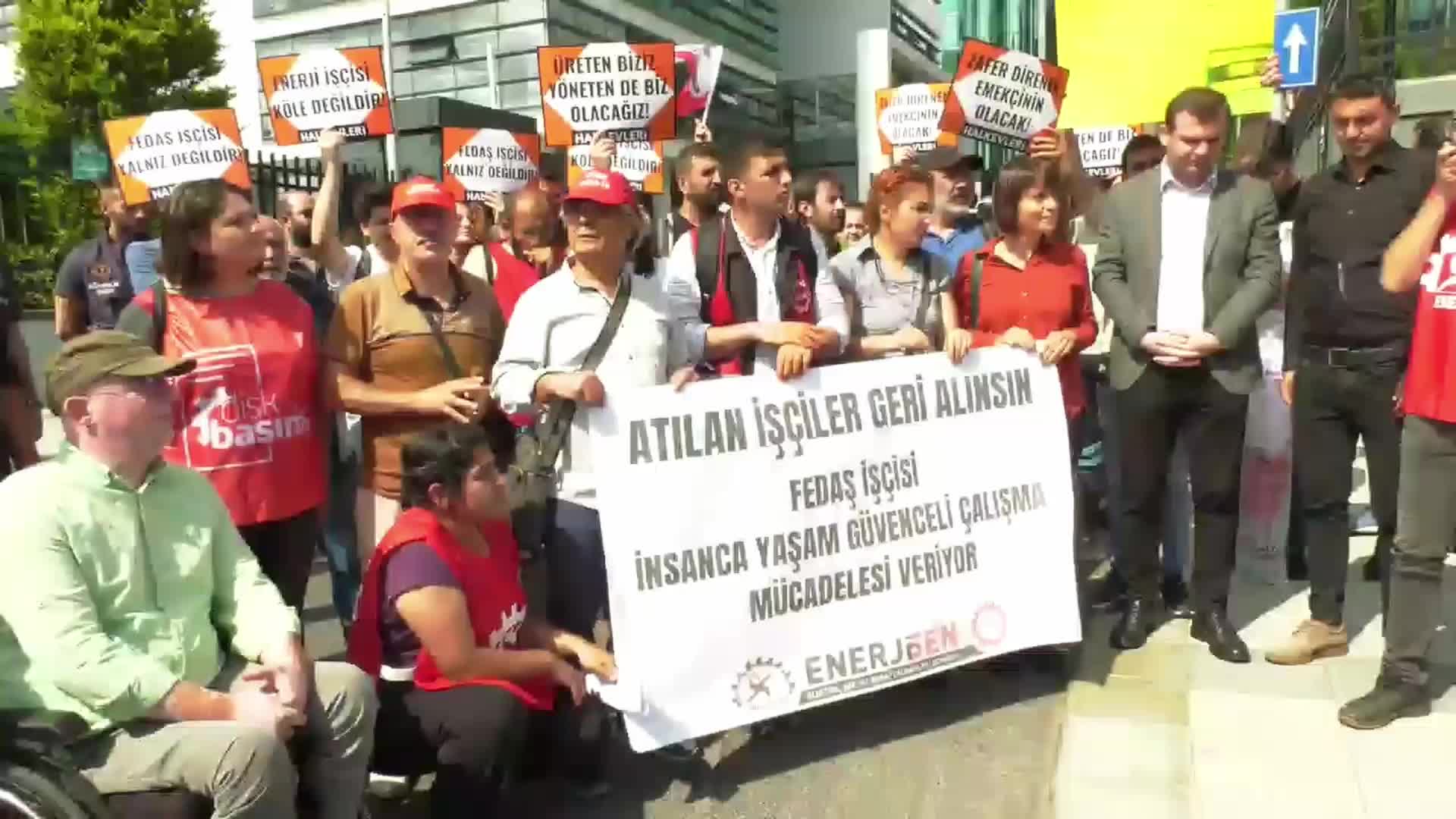 FEDAŞ İŞÇİLERİNDEN İSTANBUL’DAKİ AKSA HOLDİNG ÖNÜNDE EYLEM: “HER GÜN ÖLÜMLE BURUN BURUNA ÇALIŞAN İŞÇİLER, ‘GÜVENCELİ ÇALIŞMAK İSTİYORUZ’ DEDİKLERİ İÇİN NEDEN İŞTEN ATILIYOR”