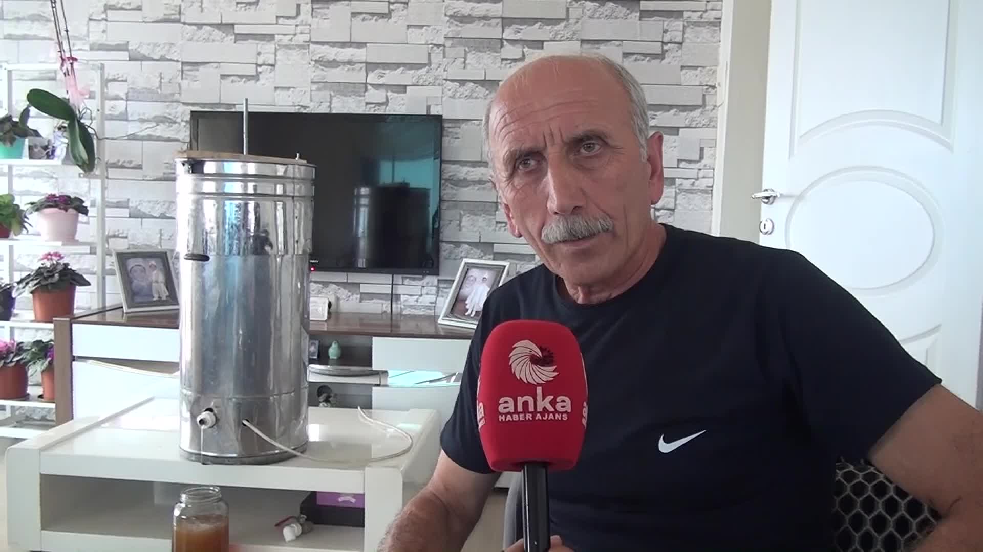 SİNOP'TA YAŞAYAN HİLMİ KURU, MALİYETLER ARTINCA “BALSAVAR” MAKİNESİ YAPTI