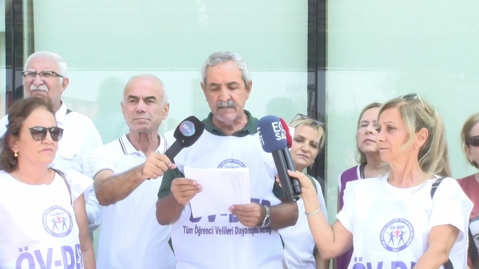 İZMİR’DE ÖĞRENCİ VELİLERİNDEN “ÇEDES” PROJESİNE TEPKİ: “DİNİN KARANLIĞINA KARŞI BİLİMİN AYDINLIĞININ OKULLARA GİRMESİNİ İSTİYORUZ”