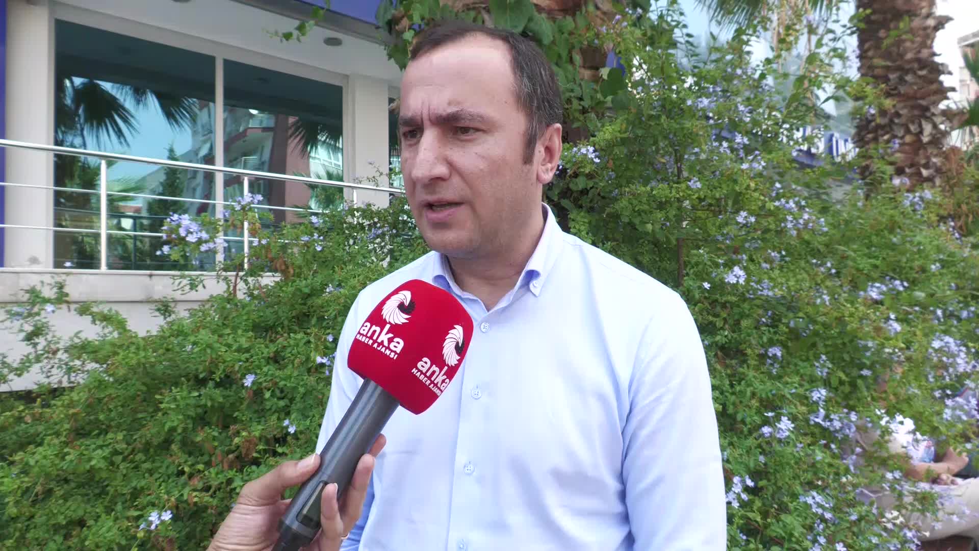 EĞİTİM-İŞ GENEL BAŞKANI KADEM ÖZBAY: “MİLLİ EĞİTİM BAKANLIĞI'NCA MESLEKİ TEKNİK ANADOLU LİSELERİNE GÖNDERİLEN MESAJDA ÖĞRETMENLERE BOYU UZUN ÖNLÜKLER DİKİLMESİ İSTENİYOR. BU ÖĞRETMENLERİN KIYAFETLERİNE KARIŞMA DÜŞÜNCESİDİR”
