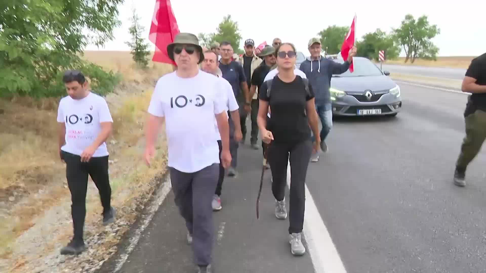 ZAFER PARTİSİ’NİN 'İSTİKLAL YOLU ZAFER YÜRÜYÜŞÜ' 11. GÜNÜNDE... ÜMİT ÖZDAĞ: “BUGÜNÜN ŞARTLARINDA ZAFER PARTİSİ’NİN KAPILARI İTTİFAKLARA KAPALI”