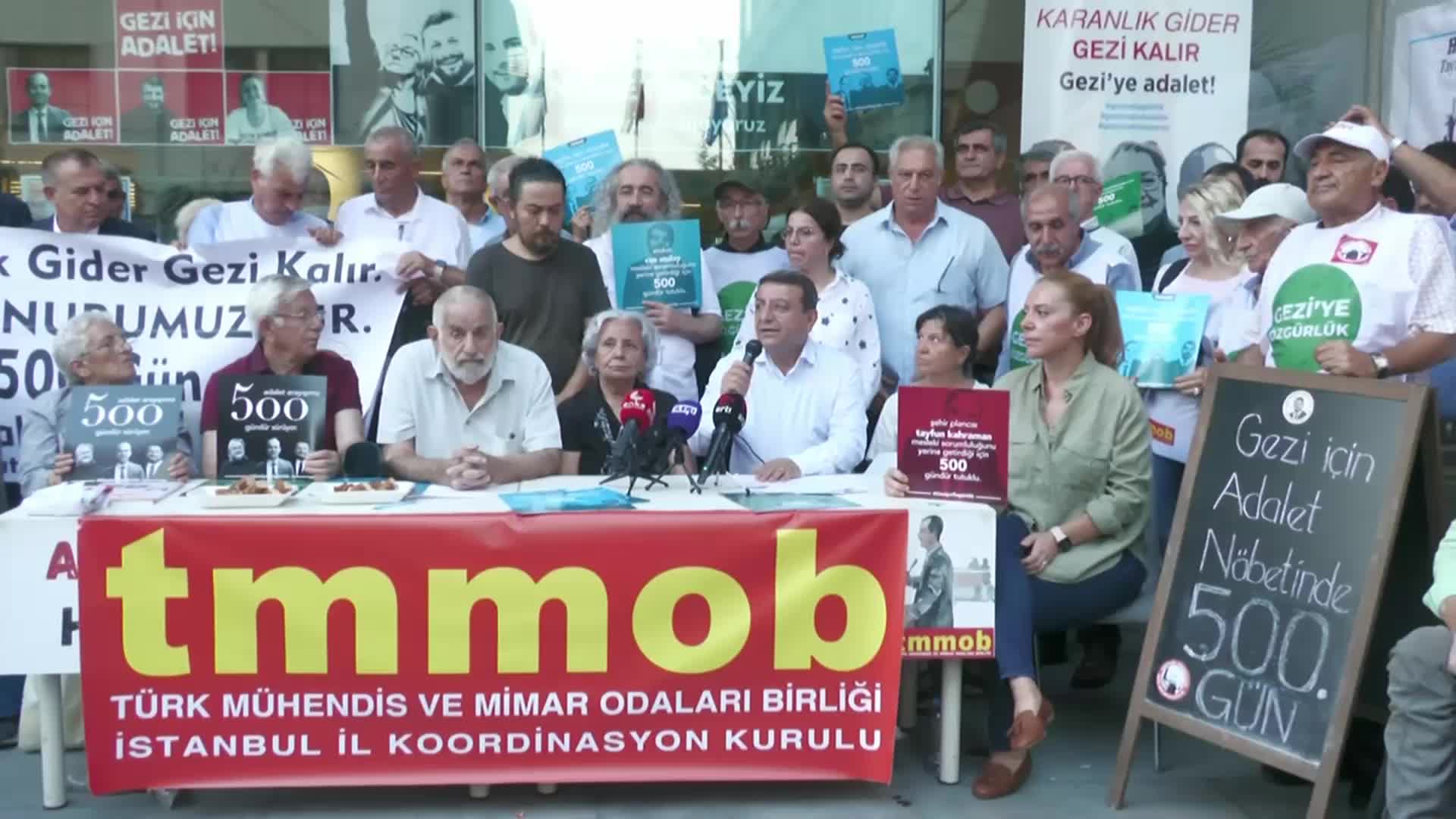 GEZİ TUTUKLAMALARININ 500’ÜNCÜ GÜNÜ... İSTANBUL’DAKİ TMMOB ÖNÜNDE EYLEM: “AKP İKTİDARI, MANİPÜLASYONLARLA GEZİ’NİN AYDINLIK YÜZÜNE LEKE BULAŞTIRMAYA ÇALIŞMAKTADIR”