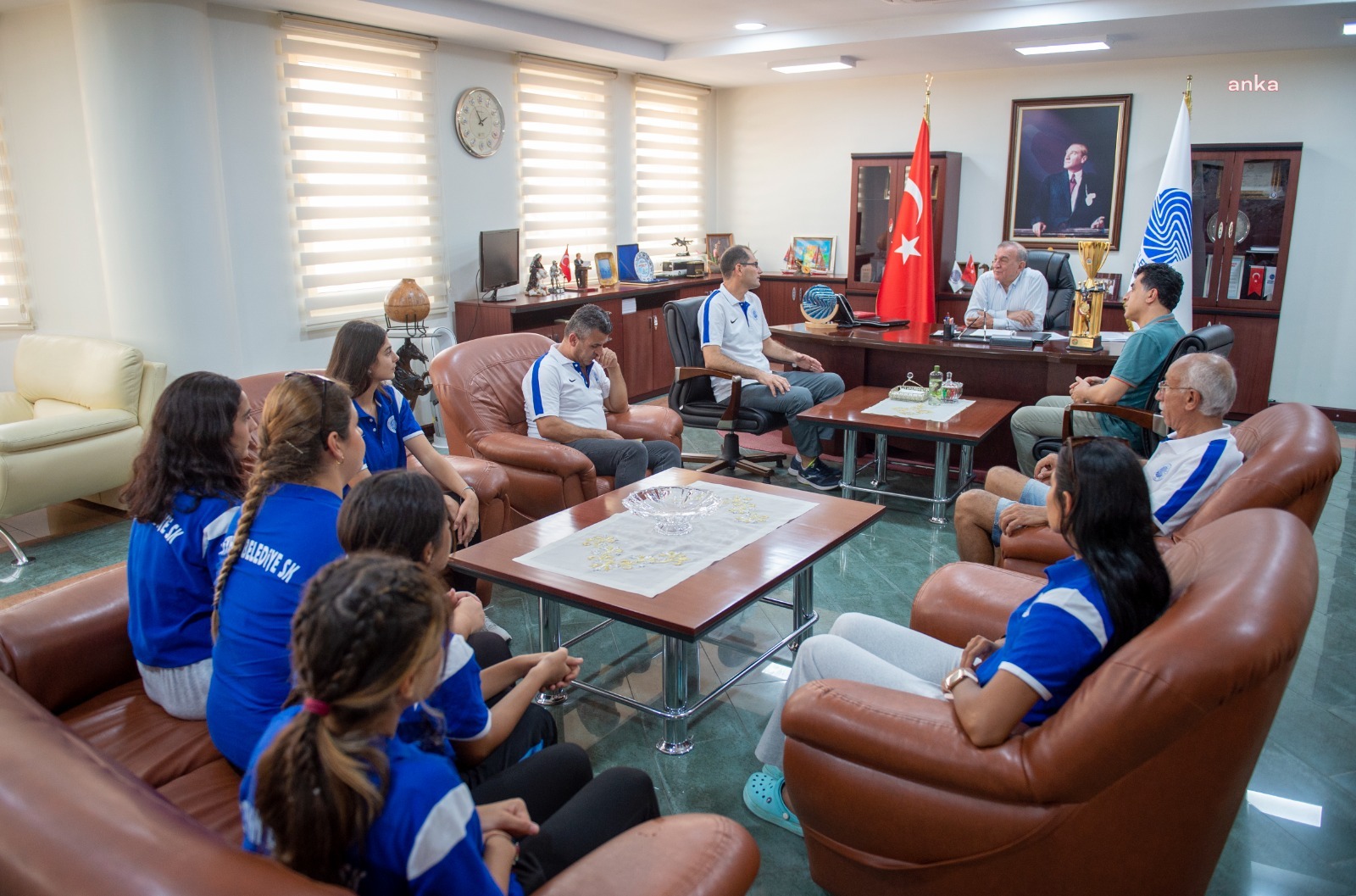 ŞAMPİYON KADIN ATLETLERDEN SEYHAN BELEDİYE BAŞKANI AKAY'A TEŞEKKÜR ZİYARETİ