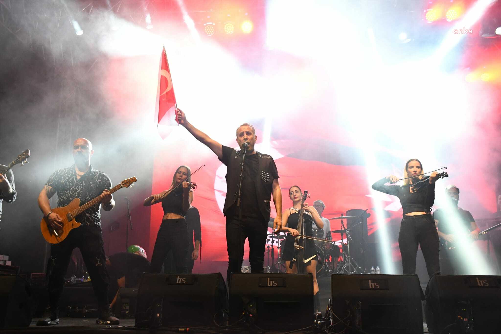 TORBALI, KURTULUŞUNU HALUK LEVENT’LE KUTLADI