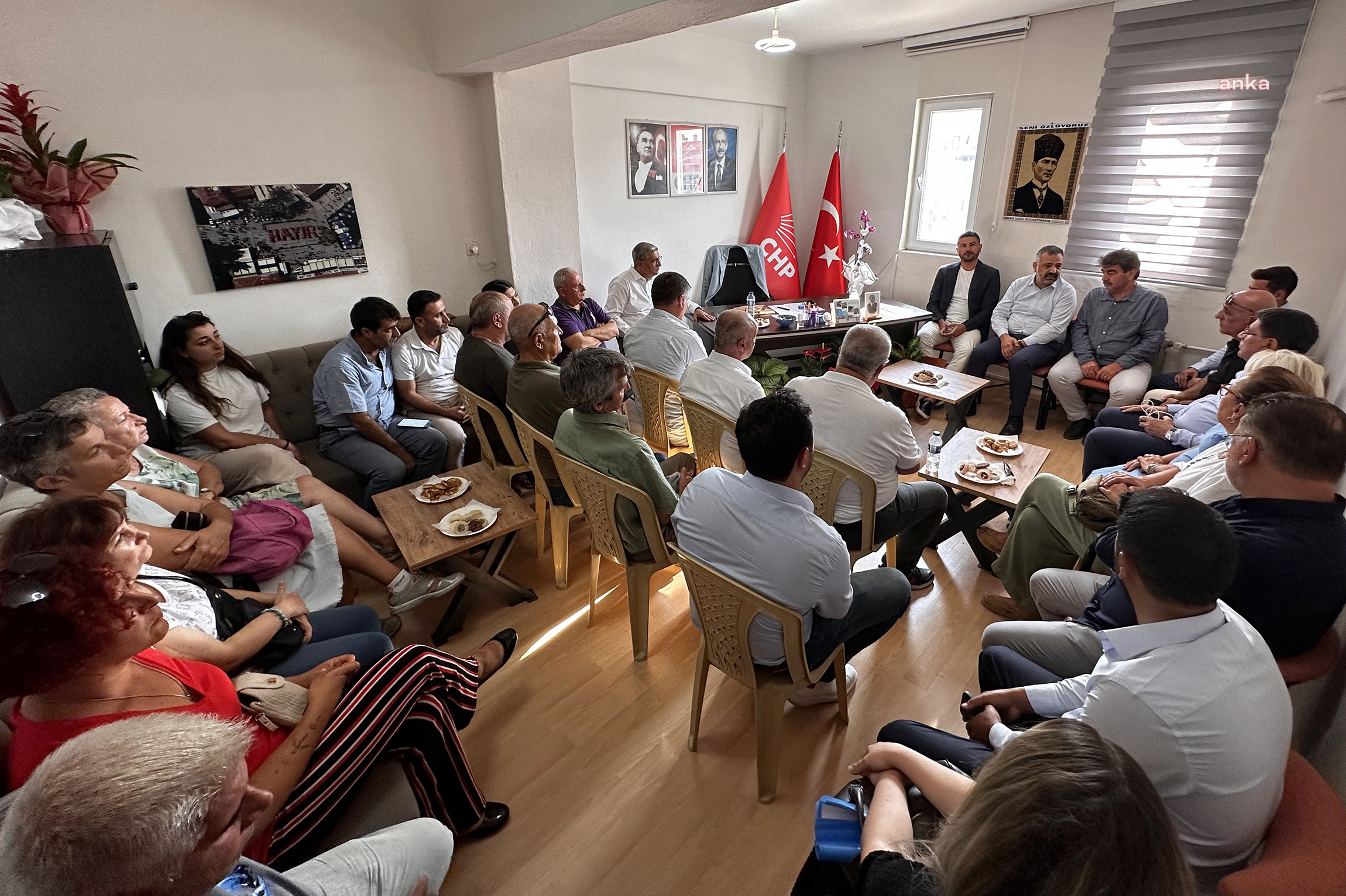 ŞENOL ASLANOĞLU FOÇA İLÇE ÖRGÜTÜ'NÜ ZİYARET ETTİ