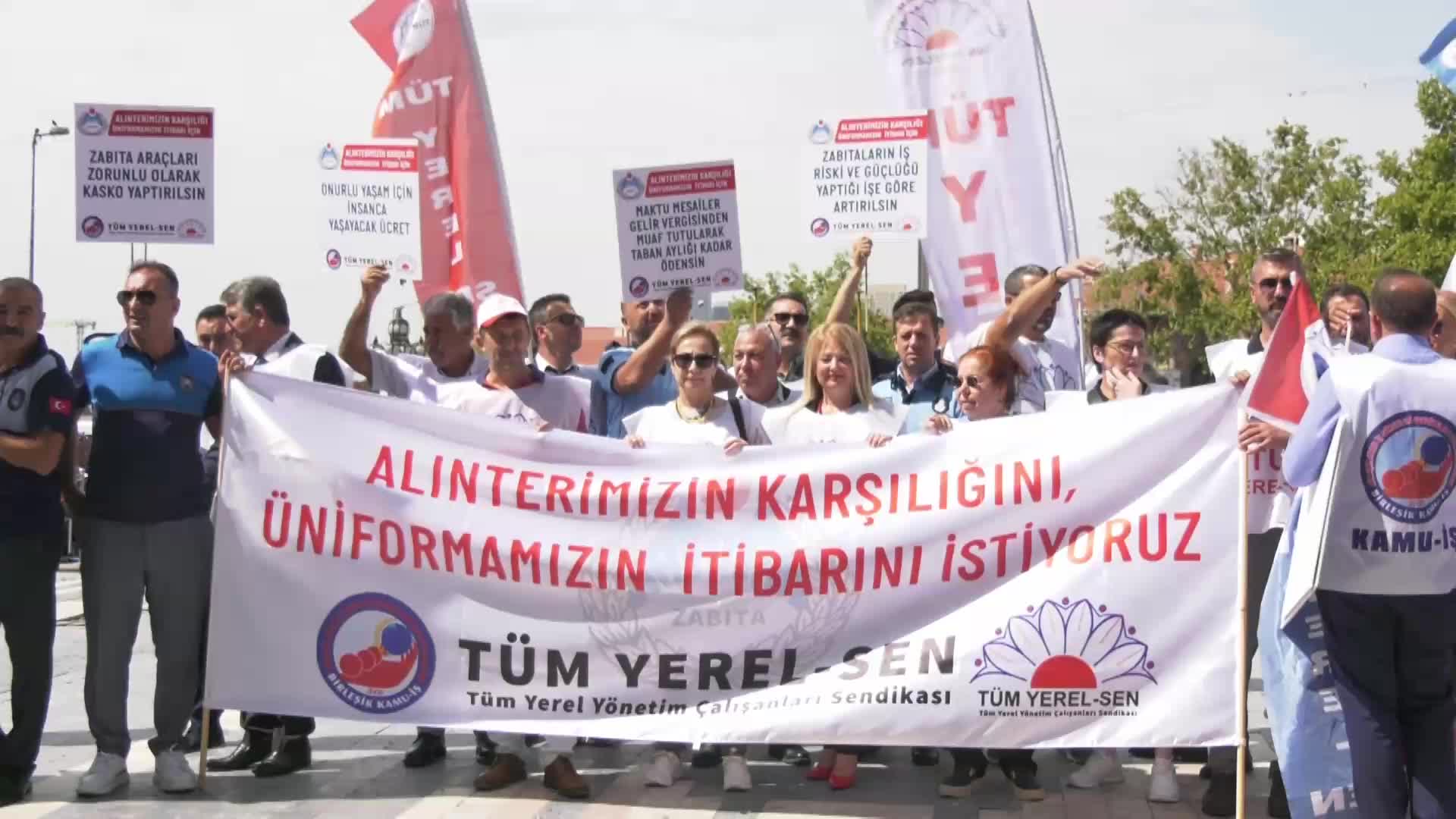 ZABITALAR, ANKARA'DA HALAYLARLA KAMU TOPLU SÖZLEŞMESİNİ PROTESTO ETTİ: "BELEDİYELERİN AYNASI DİYORLAR AMA BİZ BELEDİYELERİN KIRILMIŞ AYNASIYIZ”