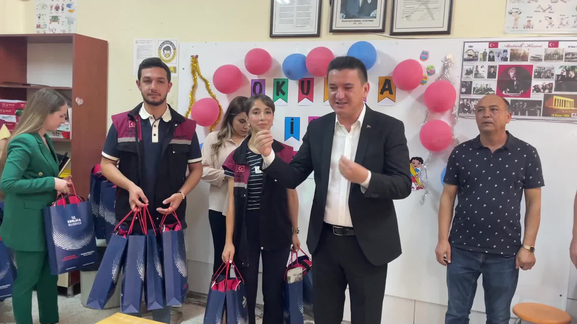 KUMLUCA BELEDİYE BAŞKANI KÖLEOĞLU’NDAN BİRİNCİ SINIF ÖĞRENCİLERİNE KIRTASİYE DESTEĞİ