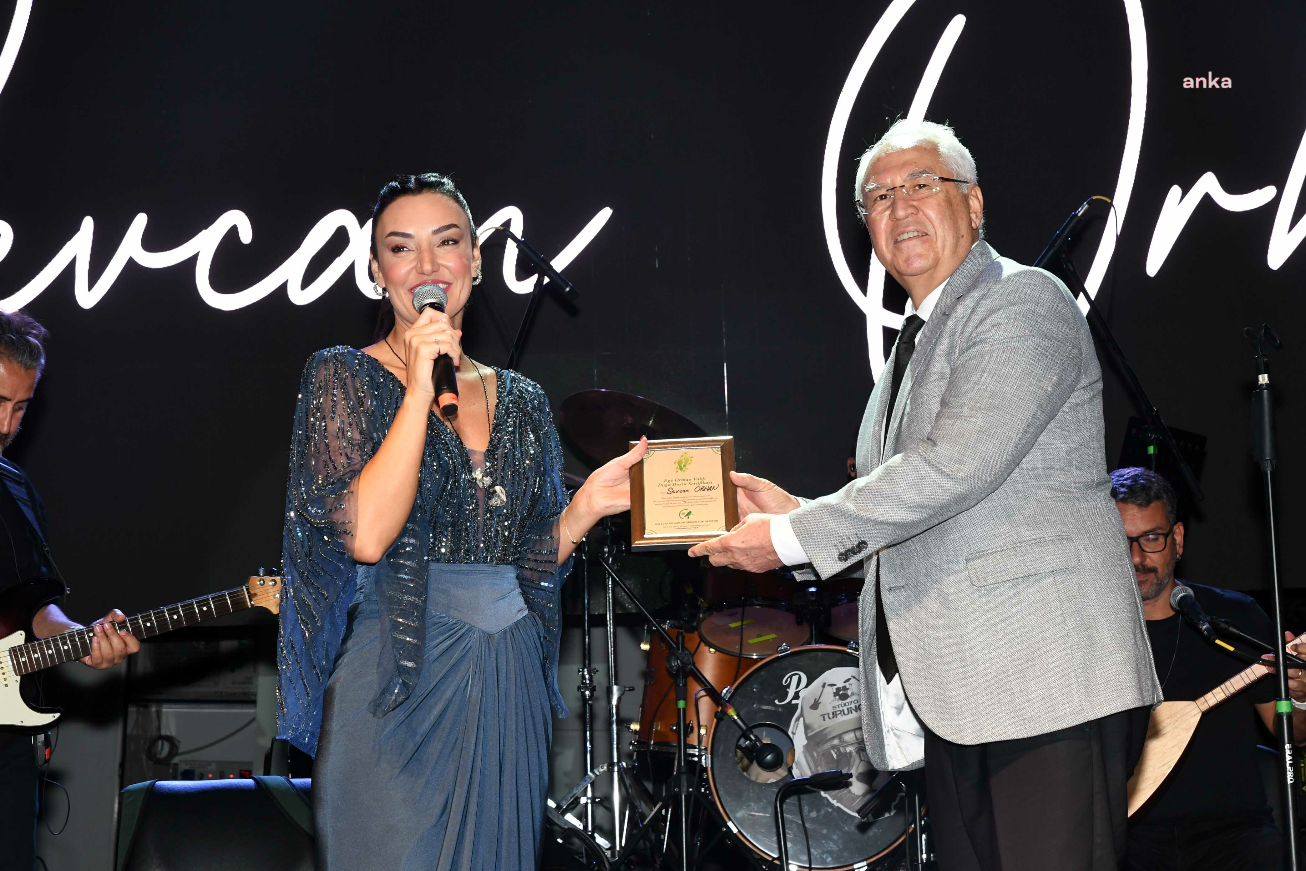 KARABAĞLAR’DA GELENEKSEL KORTEJ VE SEVCAN ORHAN COŞKUSU