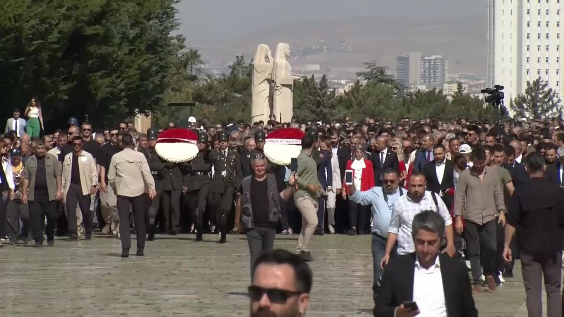 CHP 100 YAŞINDA... KILIÇDAROĞLU, 1922 KİŞİ İLE BİRLİKTE ANITKABİR'DE ATA'NIN HUZURUNA ÇIKTI