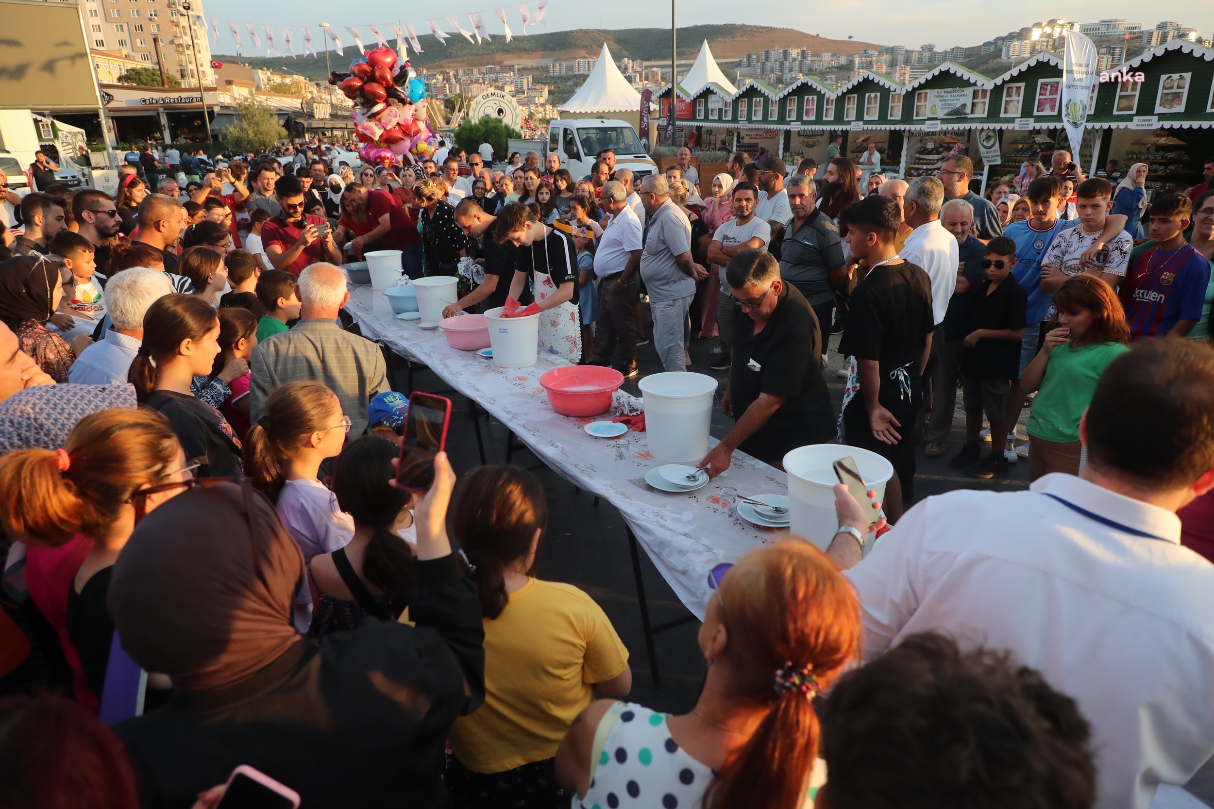 GEMLİK ZEYTİN FESTİVALİ'NDE GÖKSEL RÜZGARI