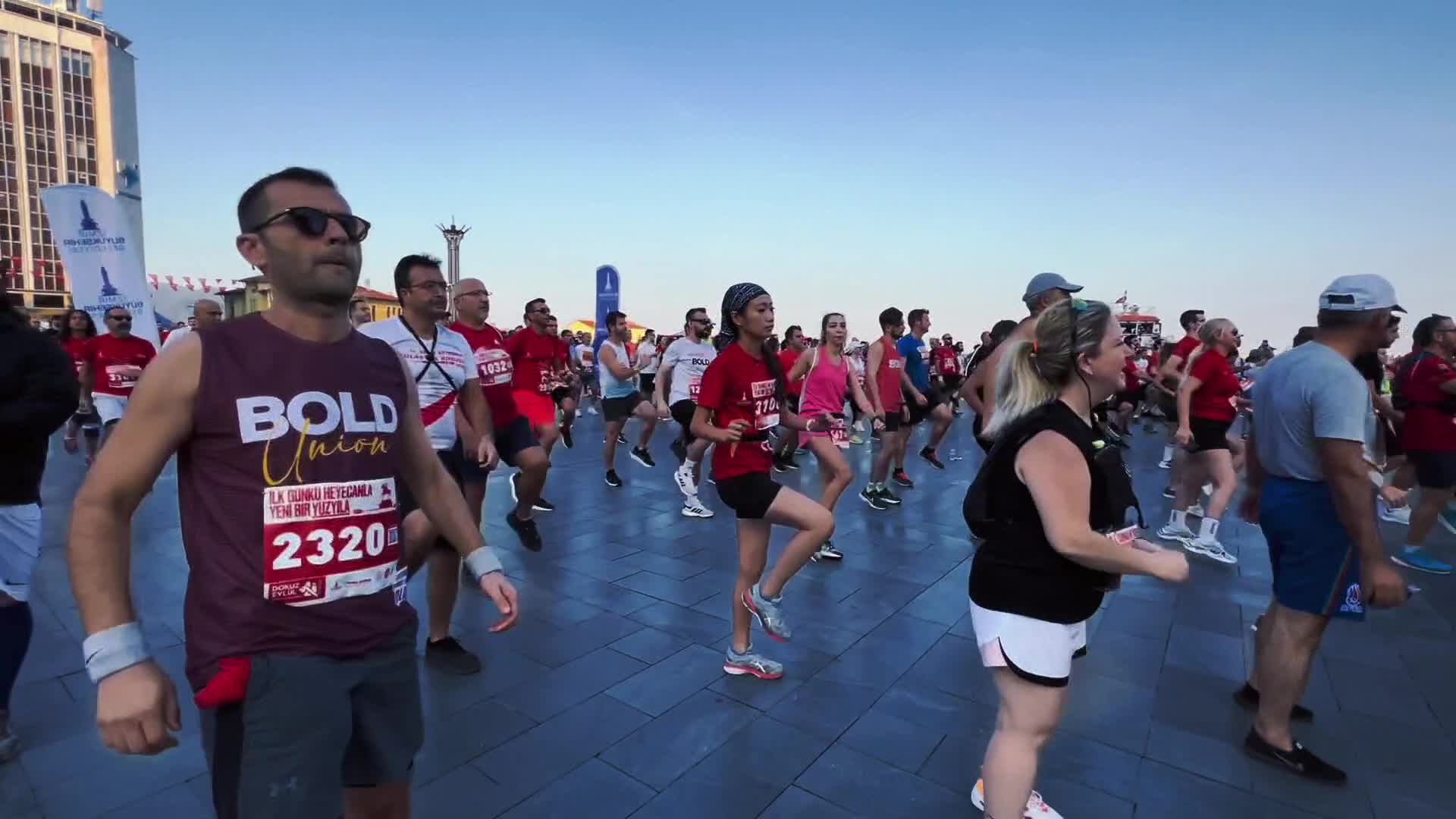 İZMİR’İN DÜŞMAN İŞGALİNDEN KURTULUŞUNUN 101. YIL DÖNÜMÜNDE 9 EYLÜL İZMİR YARI MARATONU YAPILDI