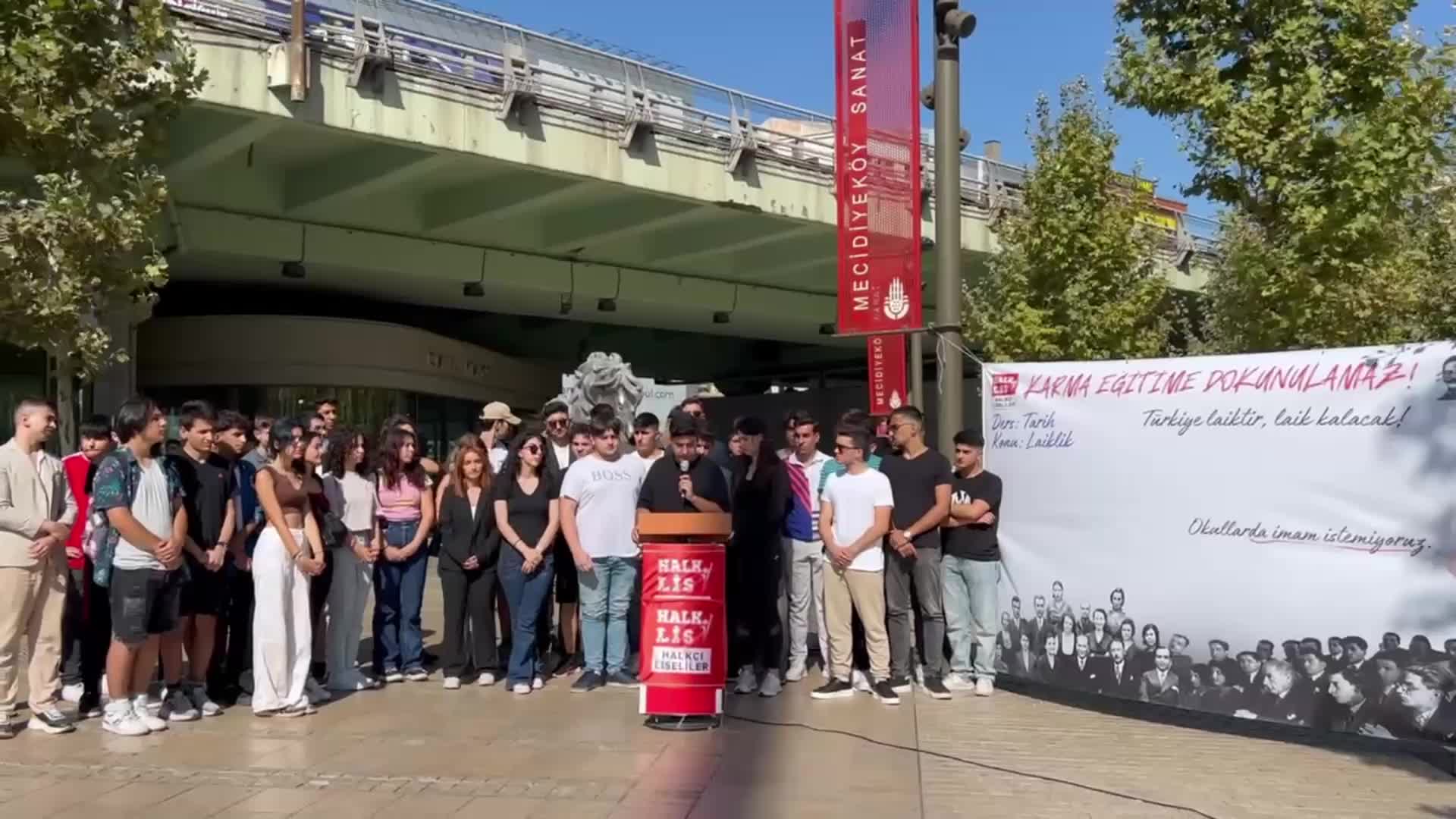 HALKÇI LİSELİLER’DEN İSTANBUL'DA “KARMA EĞİTİME DOKUNULAMAZ” EYLEMİ... HALK-LİS BAŞKANI DİLER: "İKTİDAR EĞİTİM SİSTEMİNİ DÜZELTMEK YERİNE, SİSTEMİ KISIR DÖNGÜYE SOKACAK KONULARLA İLGİLENİYOR"