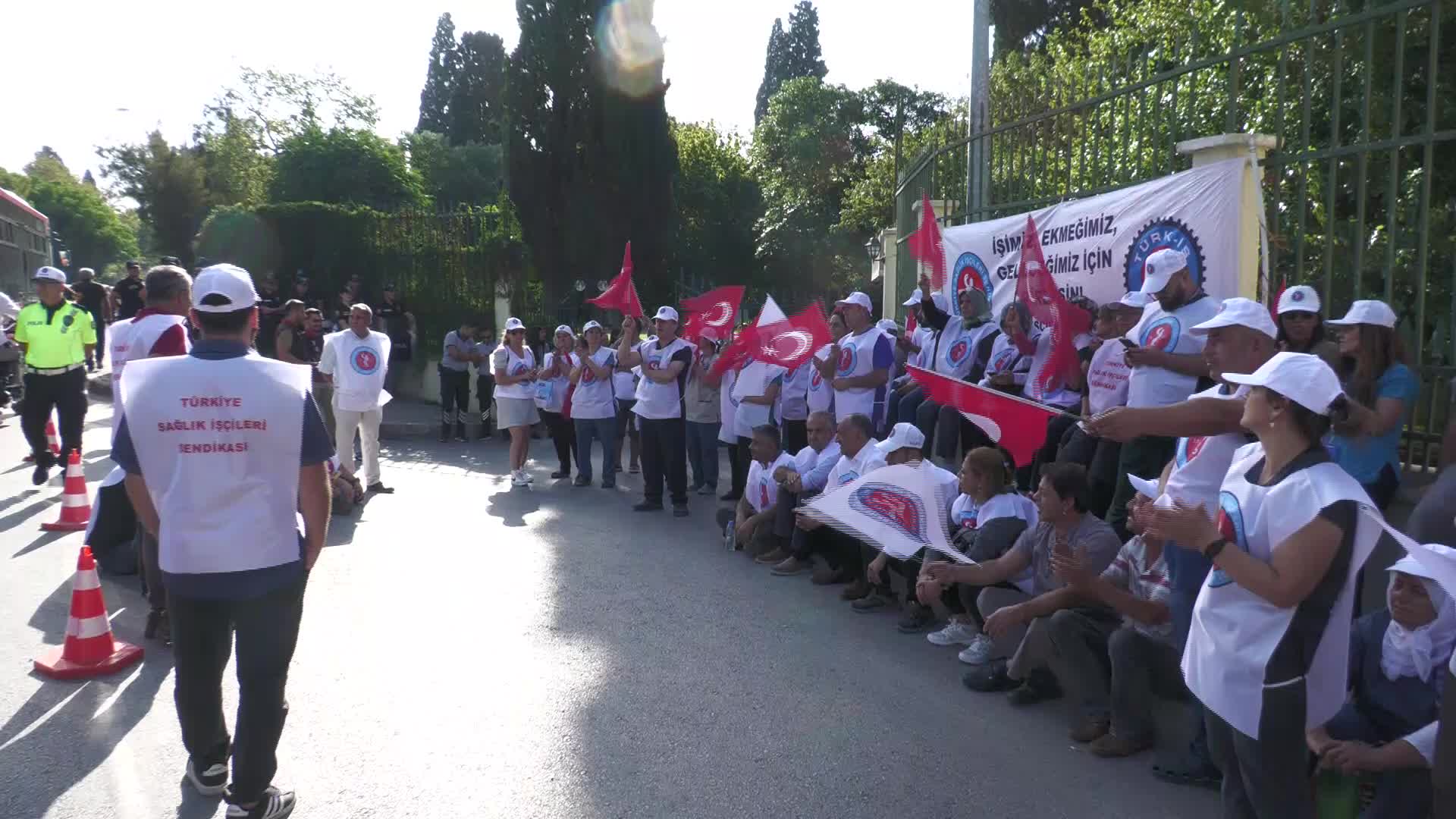 EGE ÜNİVERSİTESİ İŞÇİLERİ EYLEMLERİNE TEKRAR BAŞLADI. SAĞLIK-İŞ GENEL BAŞKAN YARDIMCISI SARIÇOBAN: "ARKADAŞLARIMIZIN ALIN TERİNİN KARŞILIĞI BİR AN ÖNCE VERİLSİN"